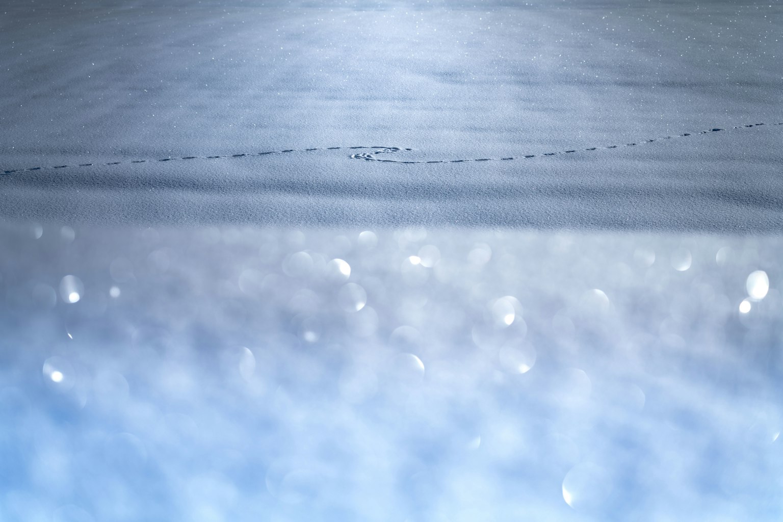 Scena calma con luce che si riflette su una superficie d'acqua blu chiaro