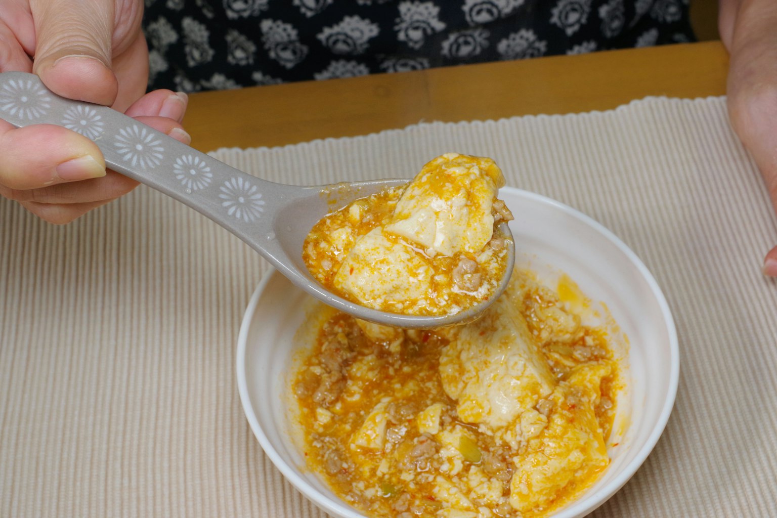 一匙混合的雞蛋和調味料從碗中舀起