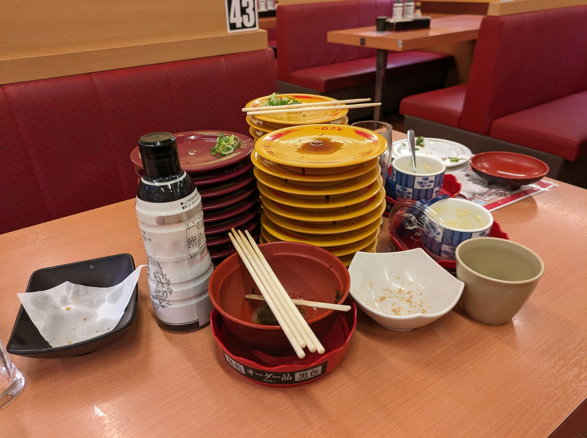 回転寿司の食器と皿が重なったテーブル