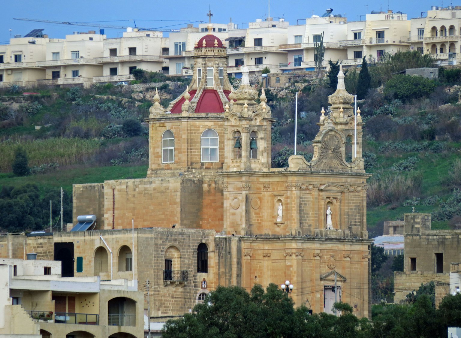 Iglesia histórica con un techo rojo en un paisaje pintoresco