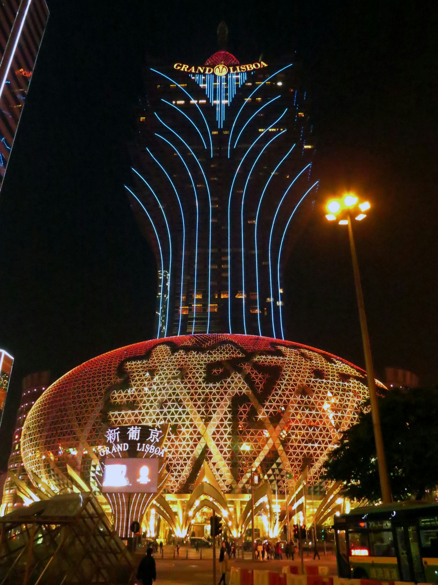 Esterno illuminato dell'Hotel Grand Lisboa a Macao di notte