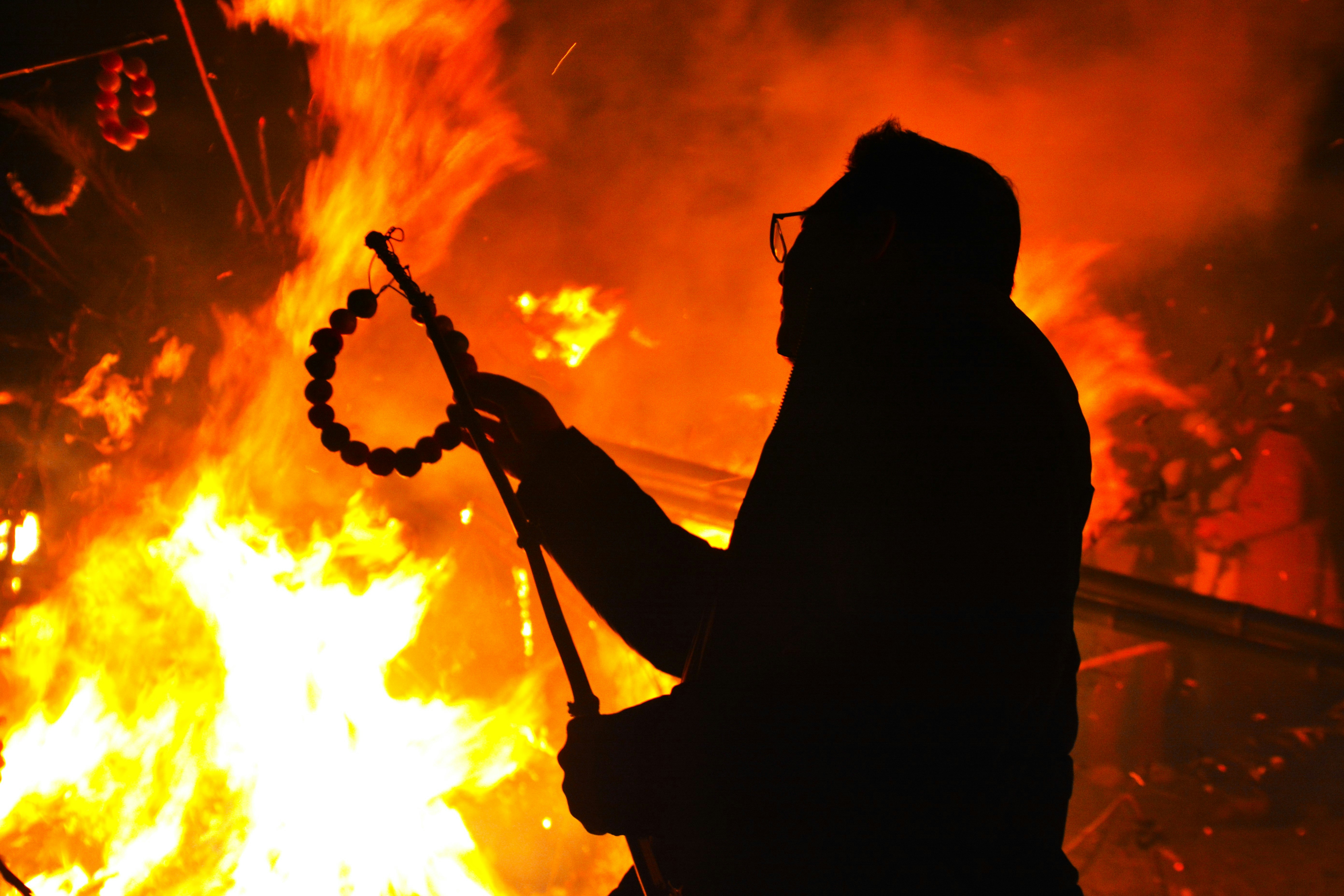 大磯左义长火祭中火焰里的剪影