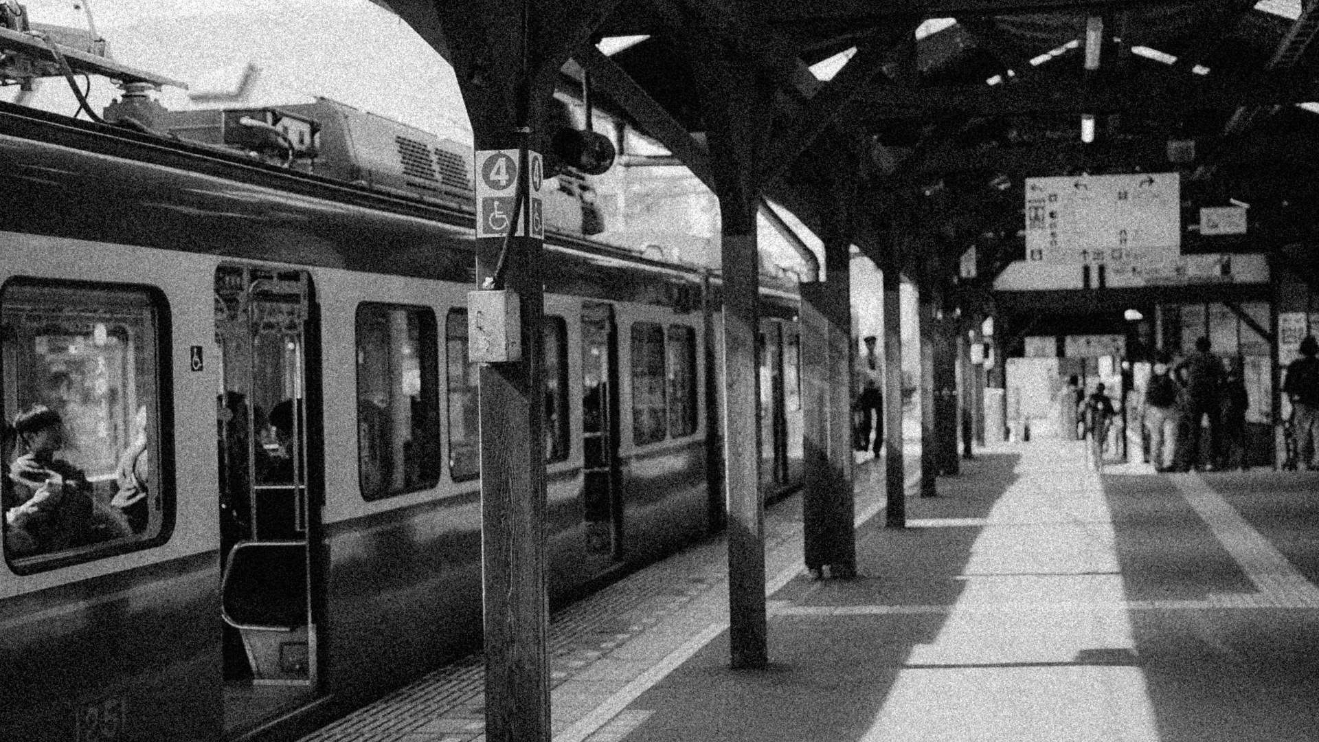 車站月台停靠的列車與柱子