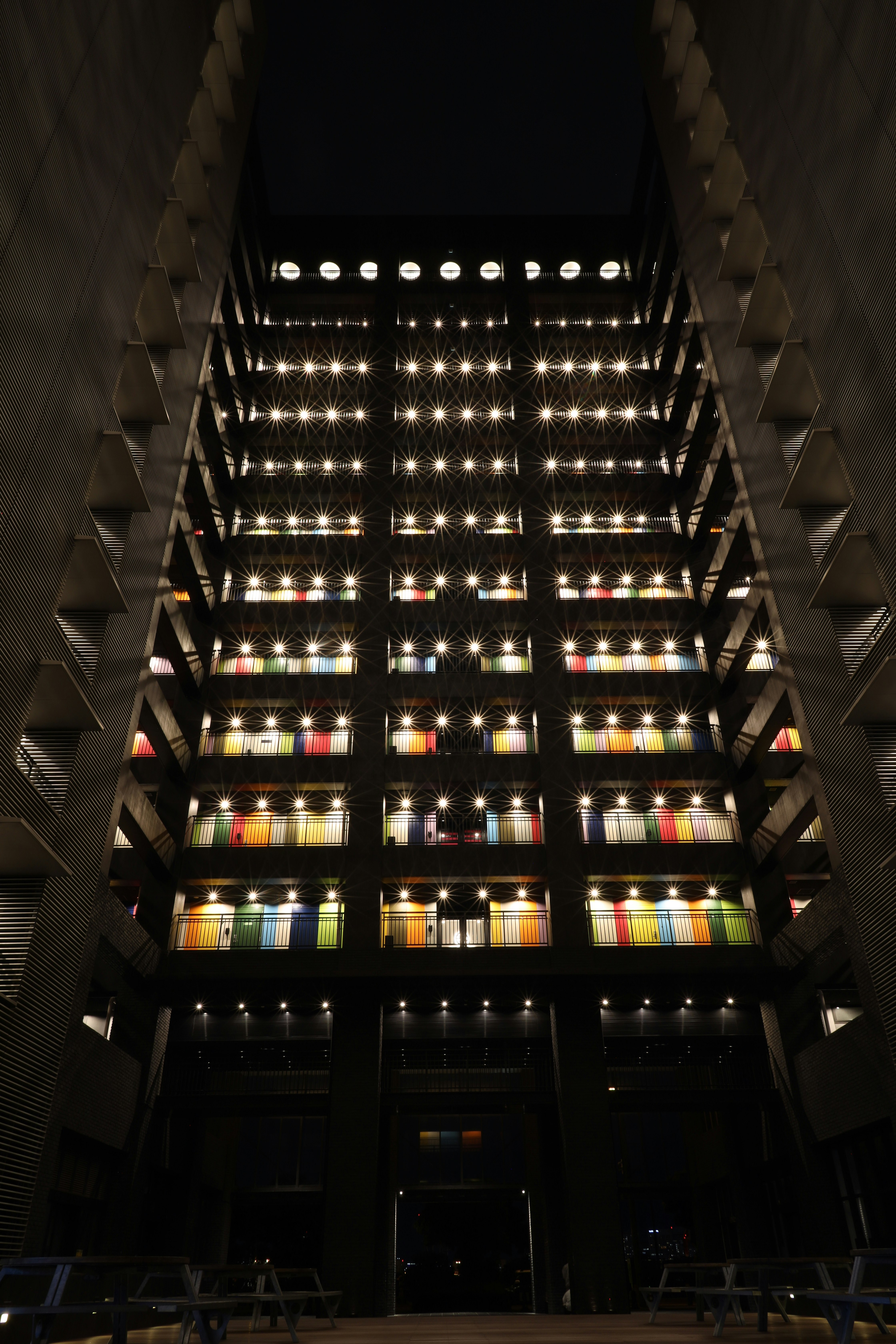 Notte a Tokyo: facciata di un edificio con finestre illuminate
