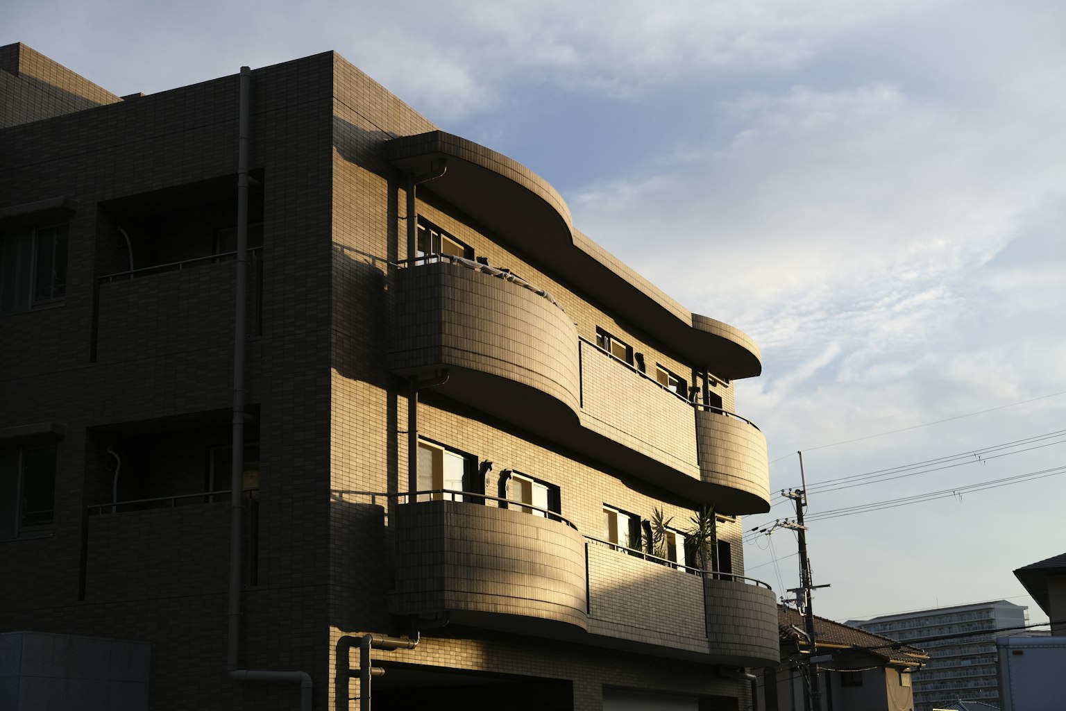 Extérieur d'un bâtiment au design courbé au coucher du soleil