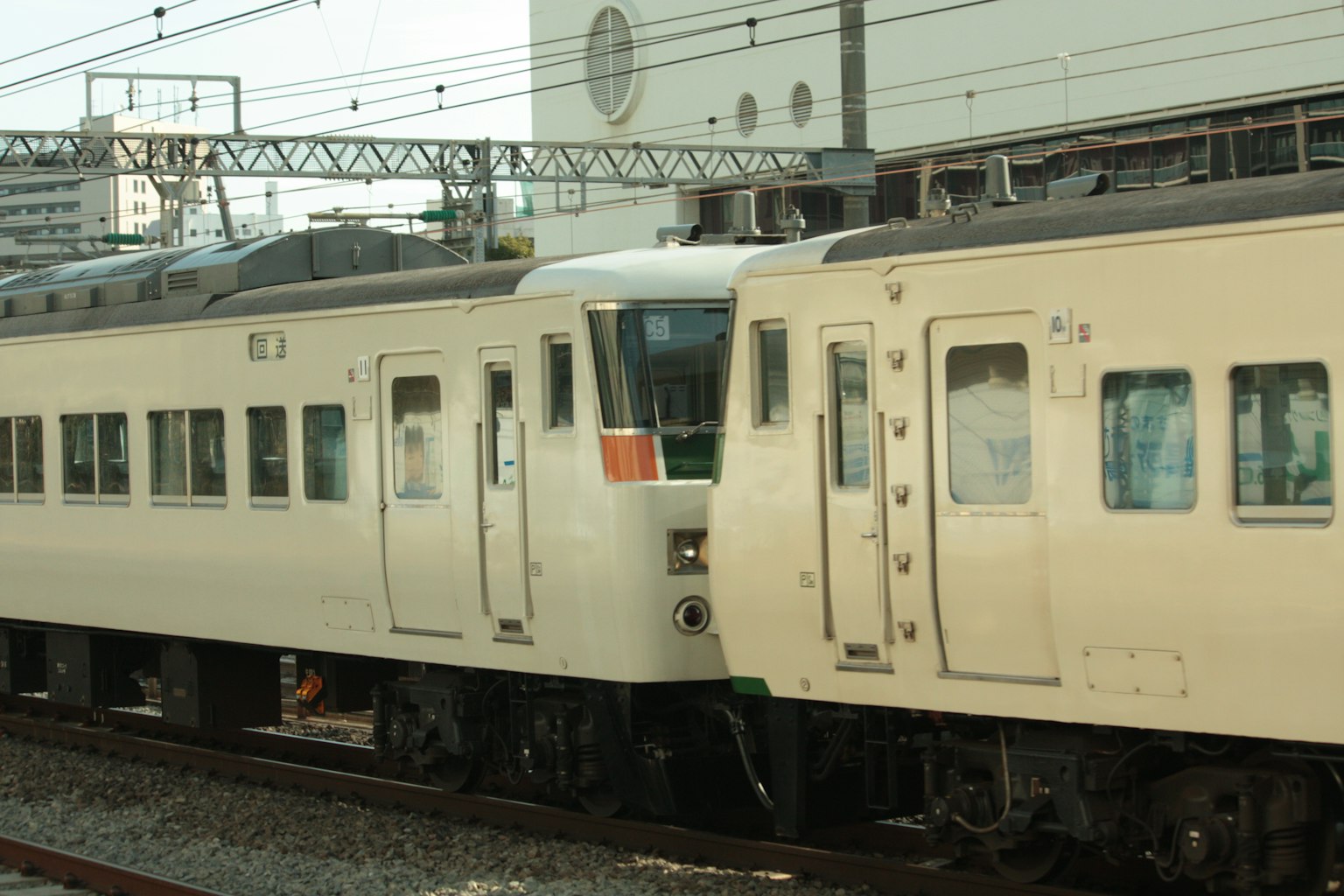 รถไฟสีขาวจอดอยู่บนราง