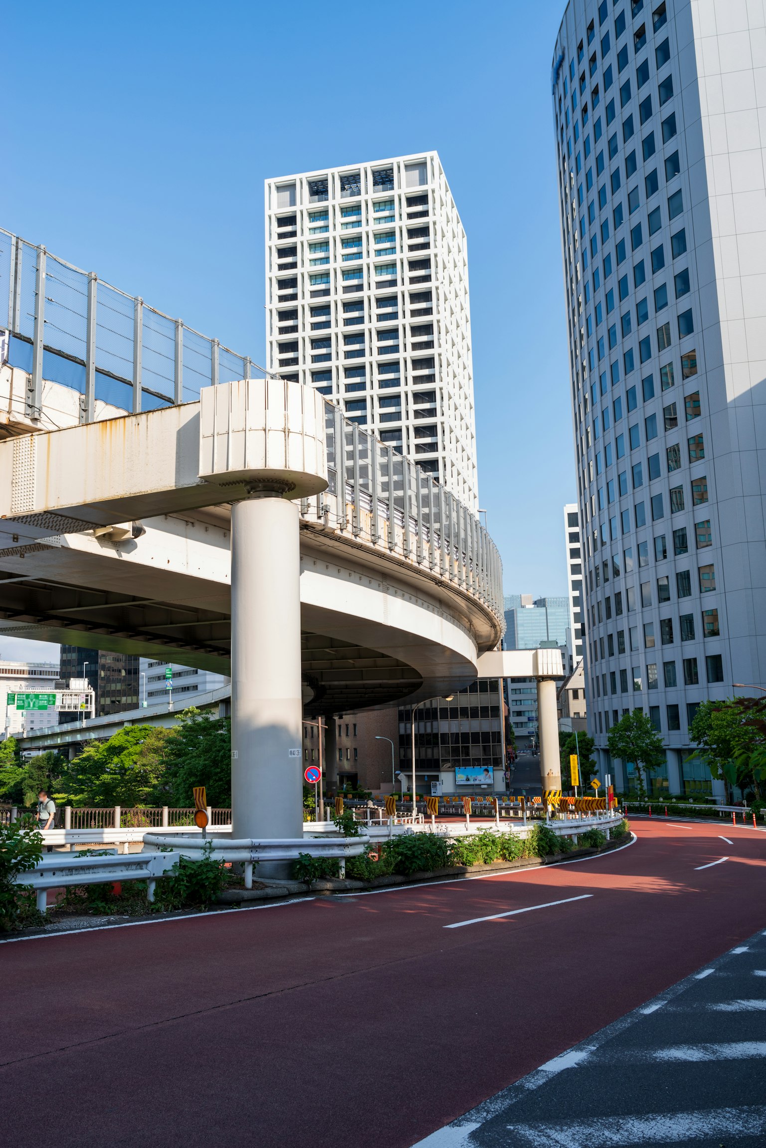 Jalan layang perkotaan dengan gedung modern di latar belakang