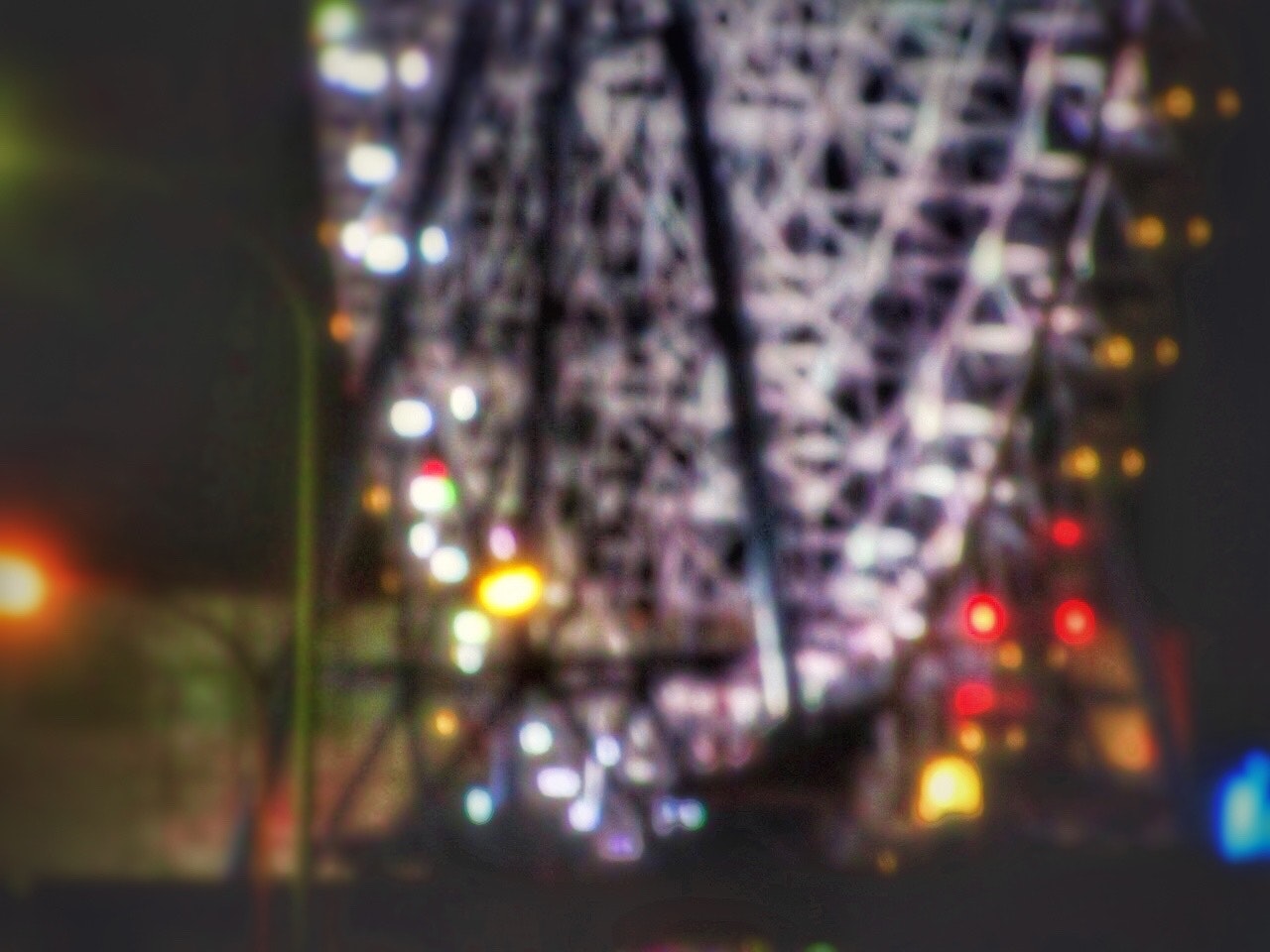 夜の街で光がにじむボケた街灯と信号のある風景