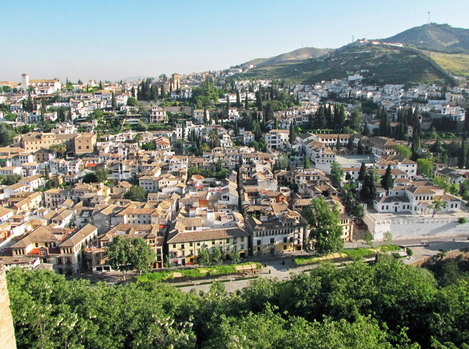 A panoramic view of Granada featuring traditional architecture and greenery
