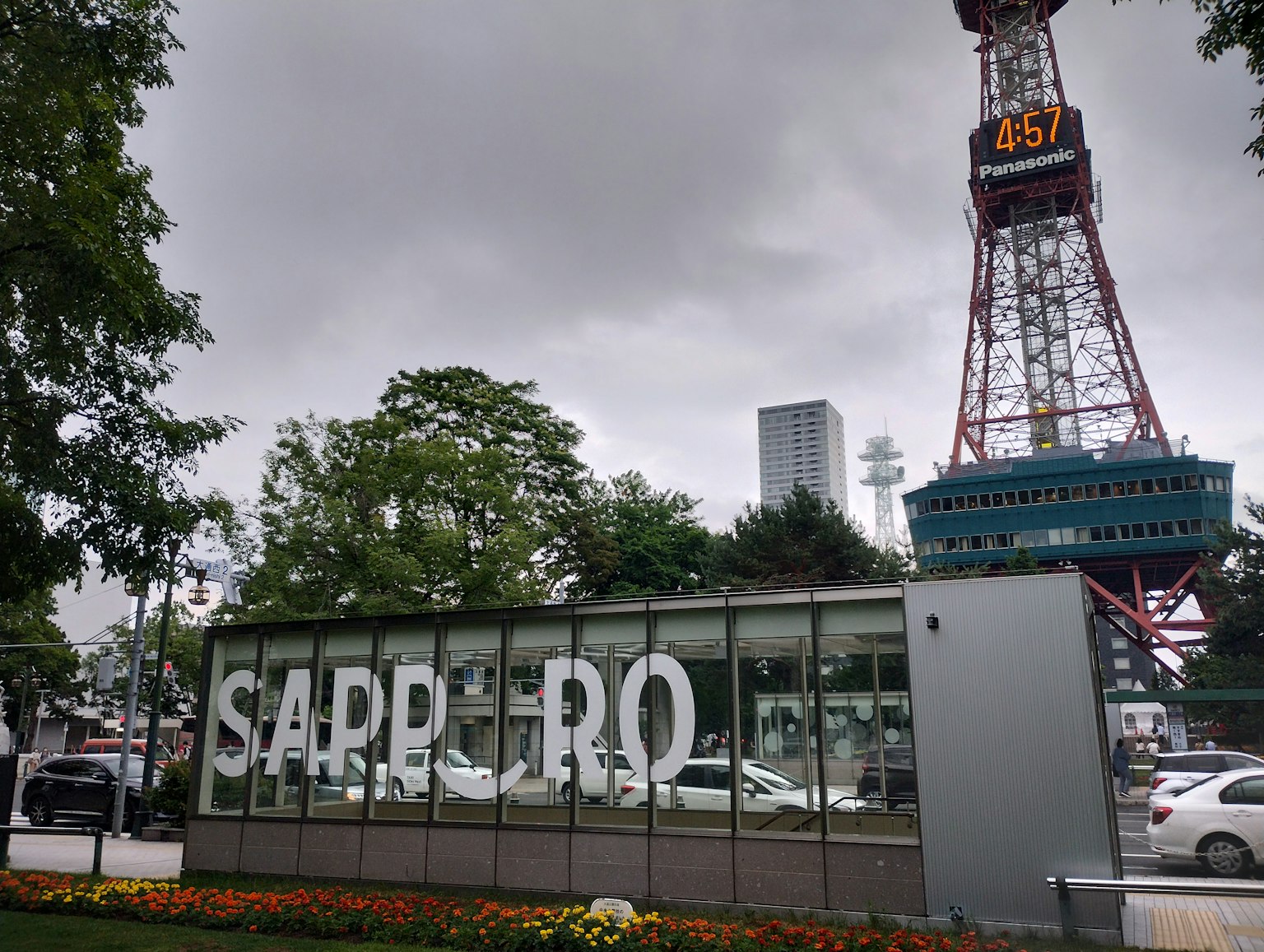 Sapporo-Schild mit dem Sapporo-Turm im Hintergrund