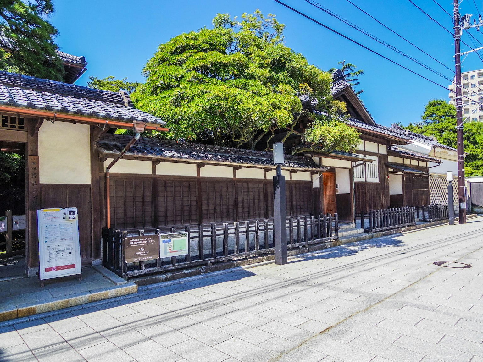 傳統日本建築與郁郁蔥蔥的綠樹和晴朗的藍天
