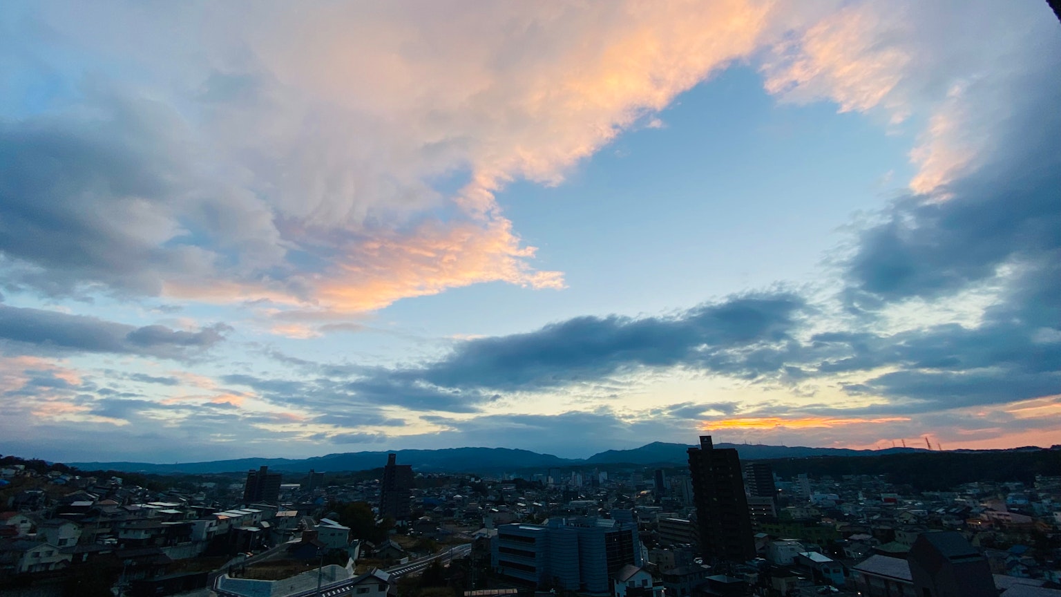 Panoramablick auf eine Stadtlandschaft unter einem Sonnenuntergangshimmel