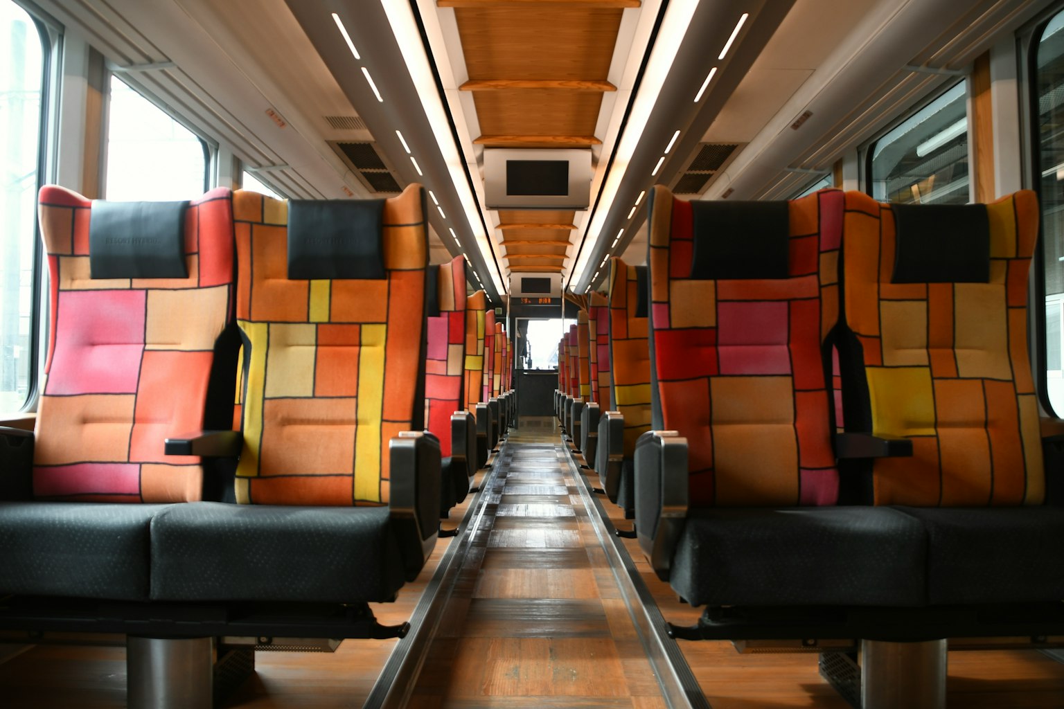 列車車廂內有彩色圖案座椅