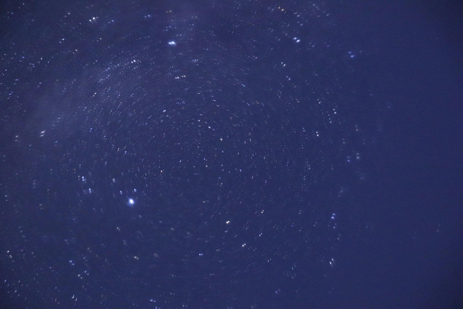 Belle vue des étoiles brillantes dans le ciel nocturne