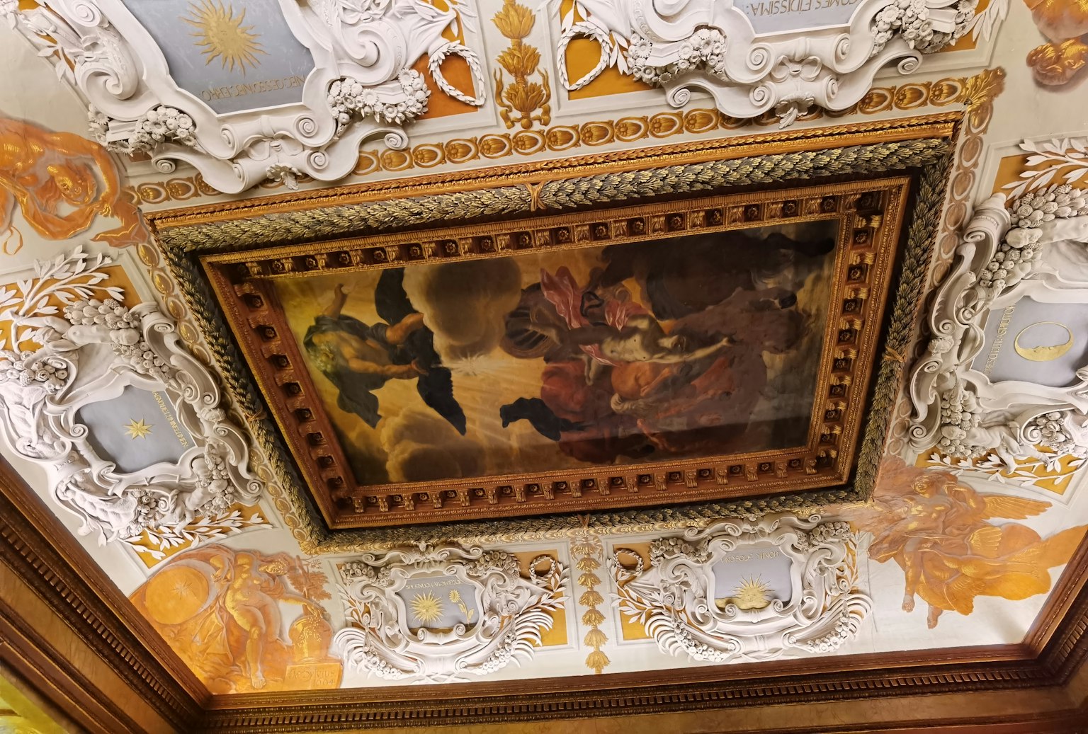 Soffitto decorato con affresco e ornamenti dorati lussuosi