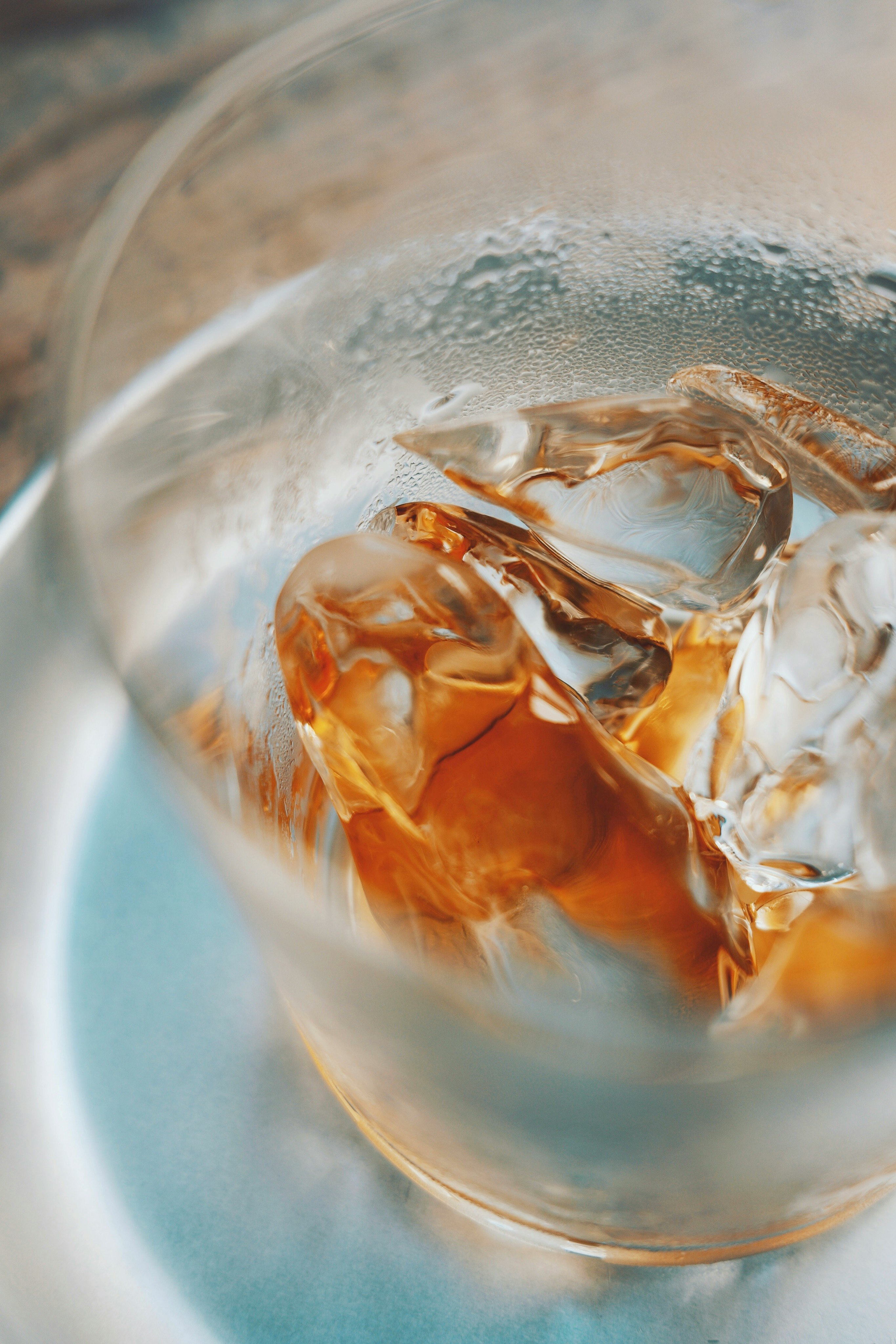 liquide orange tourbillonnant avec des bulles dans une eau claire