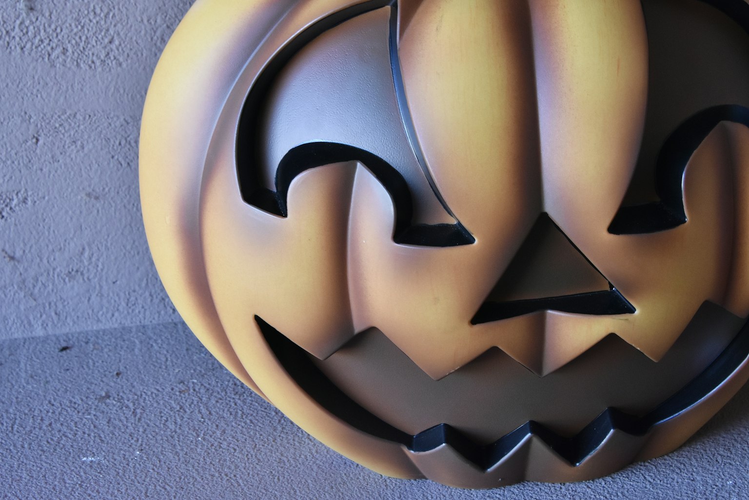Decoración de calabaza de Halloween con esquema de color amarillo y negro