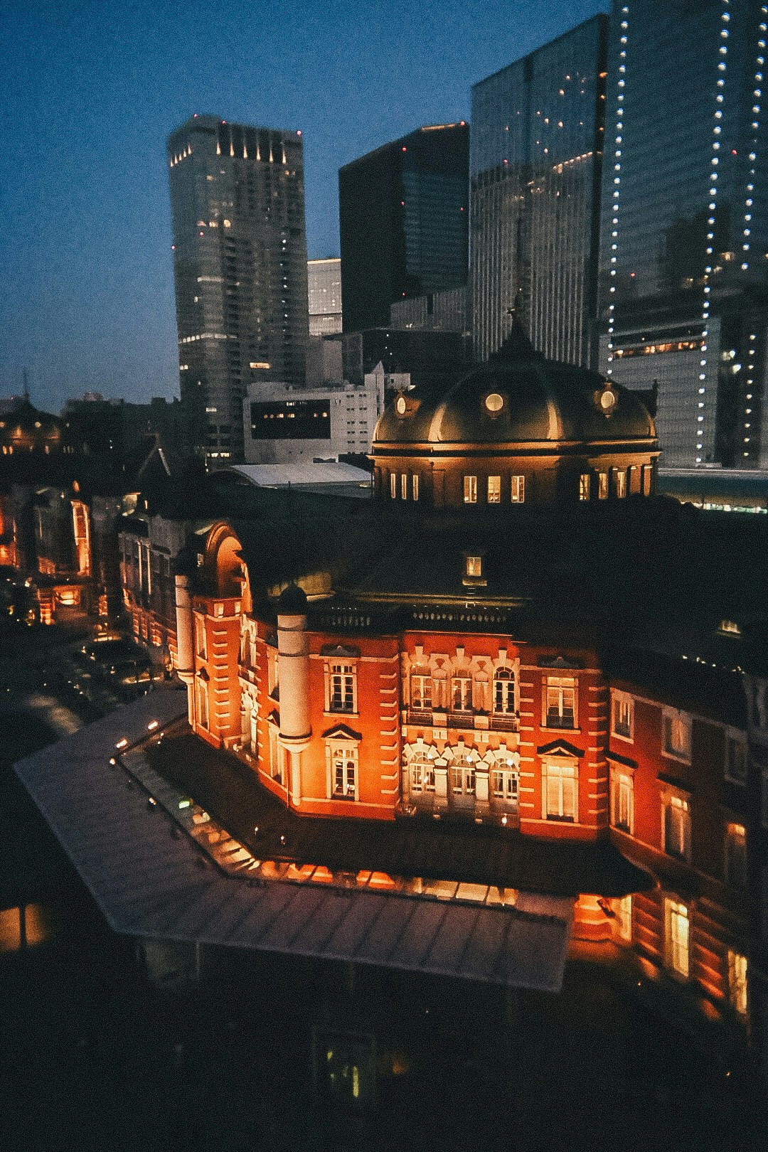 Vue nocturne de la gare de Tokyo et de ses immeubles de grande hauteur