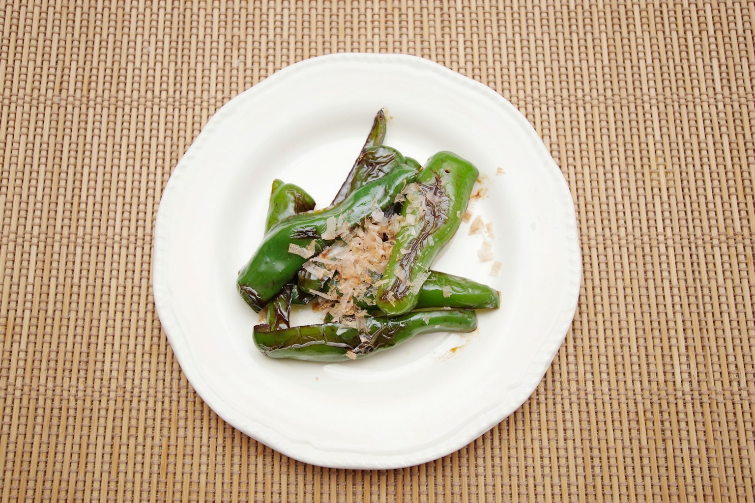 Poivrons verts servis sur une assiette blanche avec du riz