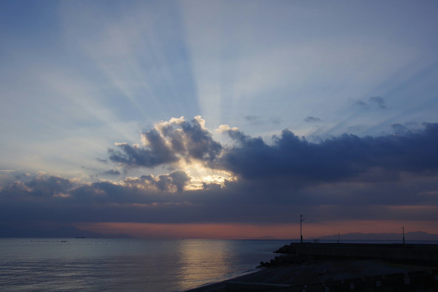 Bellissimo tramonto sul mare con nuvole