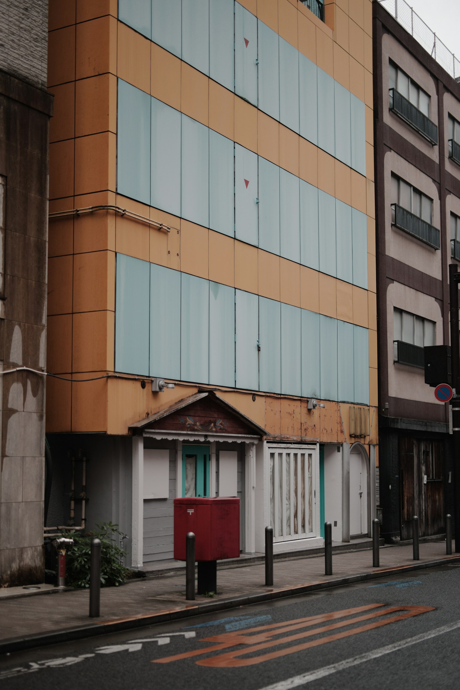 독특한 건물과 파란 셔터가 있는 거리 풍경