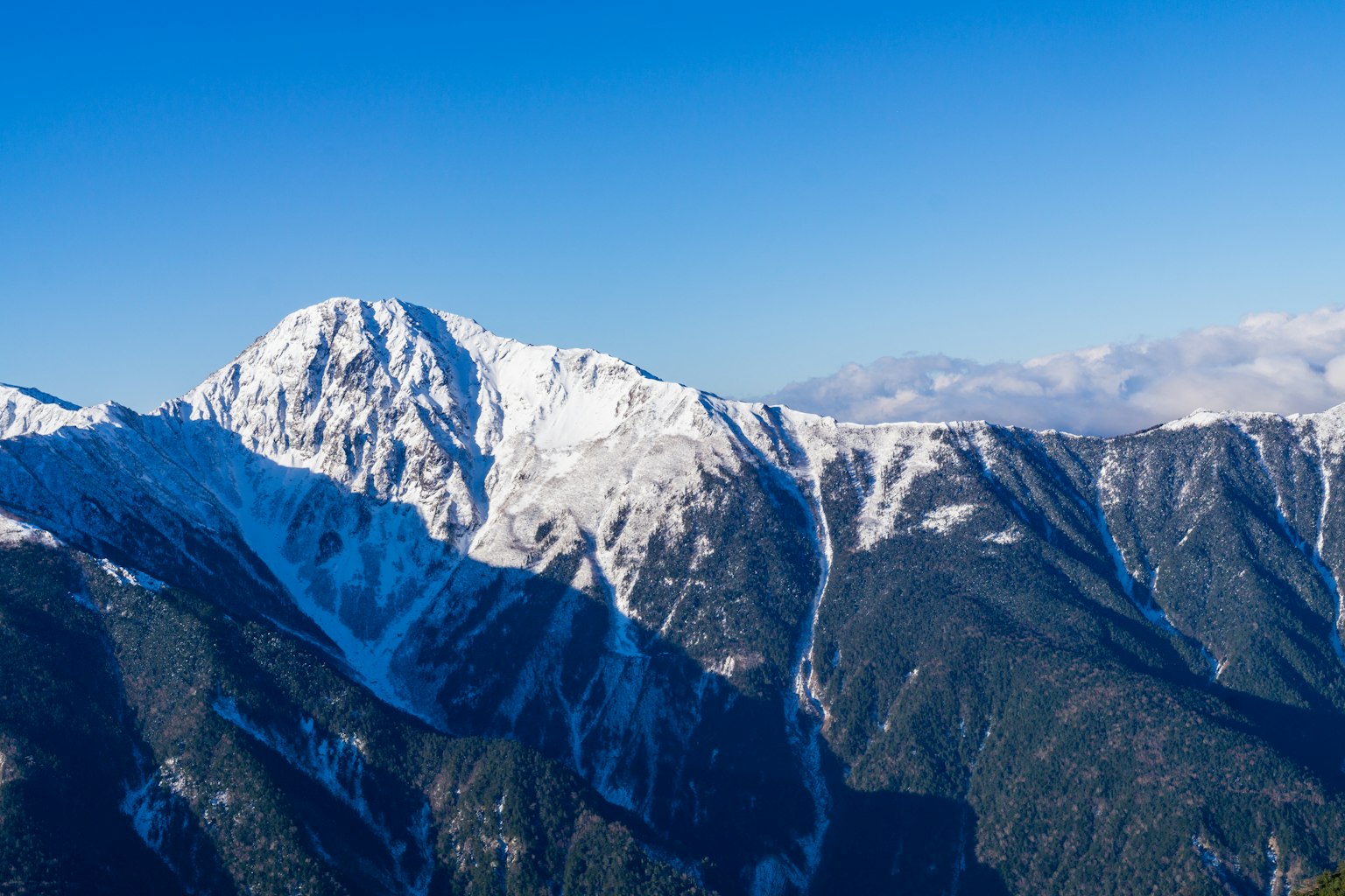 Montañas cubiertas de nieve bajo un cielo azul claro
