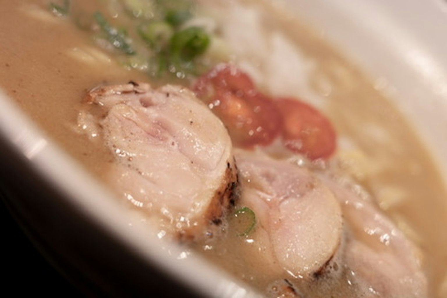 Mì ramen với nước dùng kem và thịt gà thái lát cùng cà chua