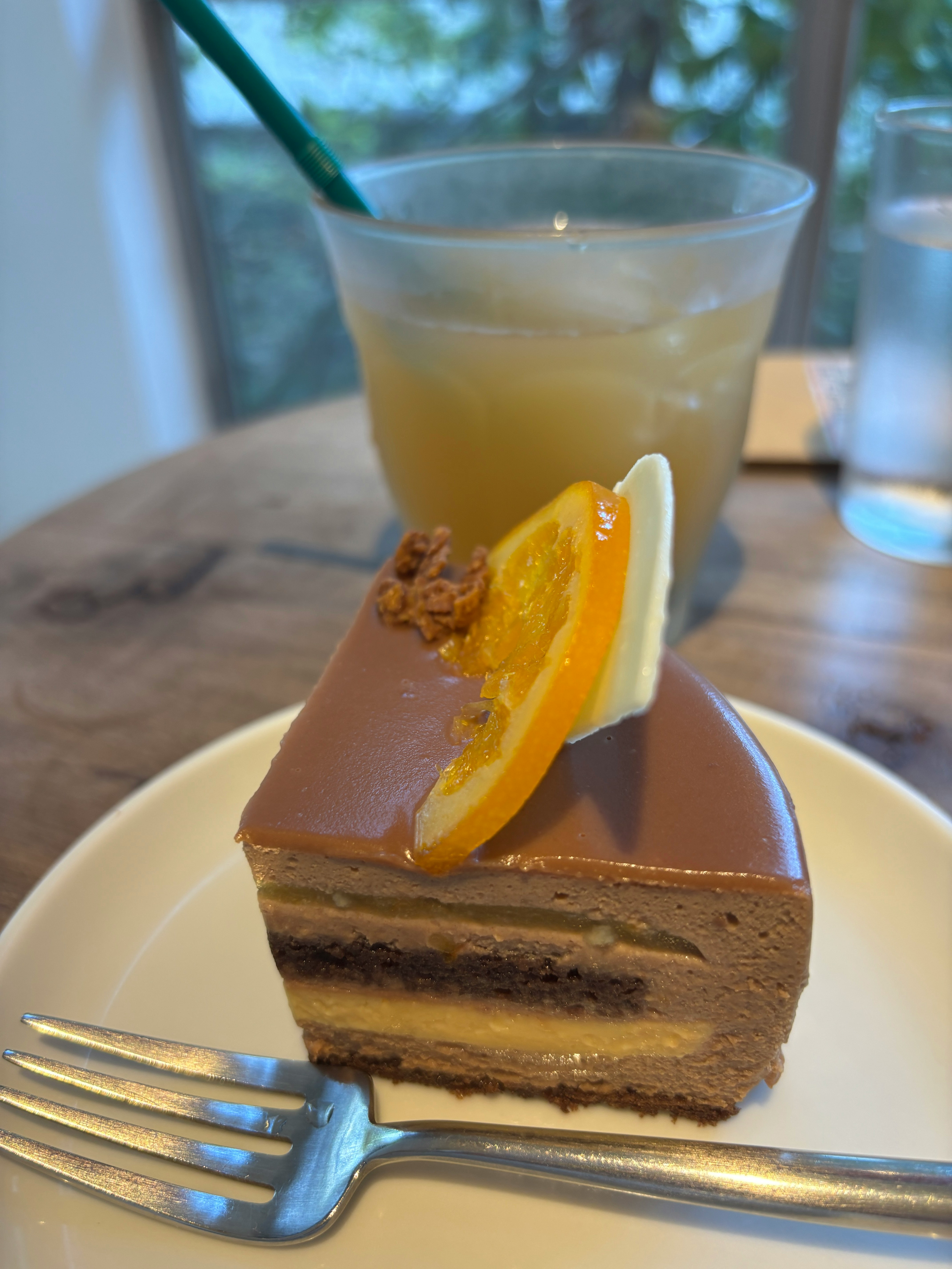 オレンジのせチョコレートケーキの一切れ