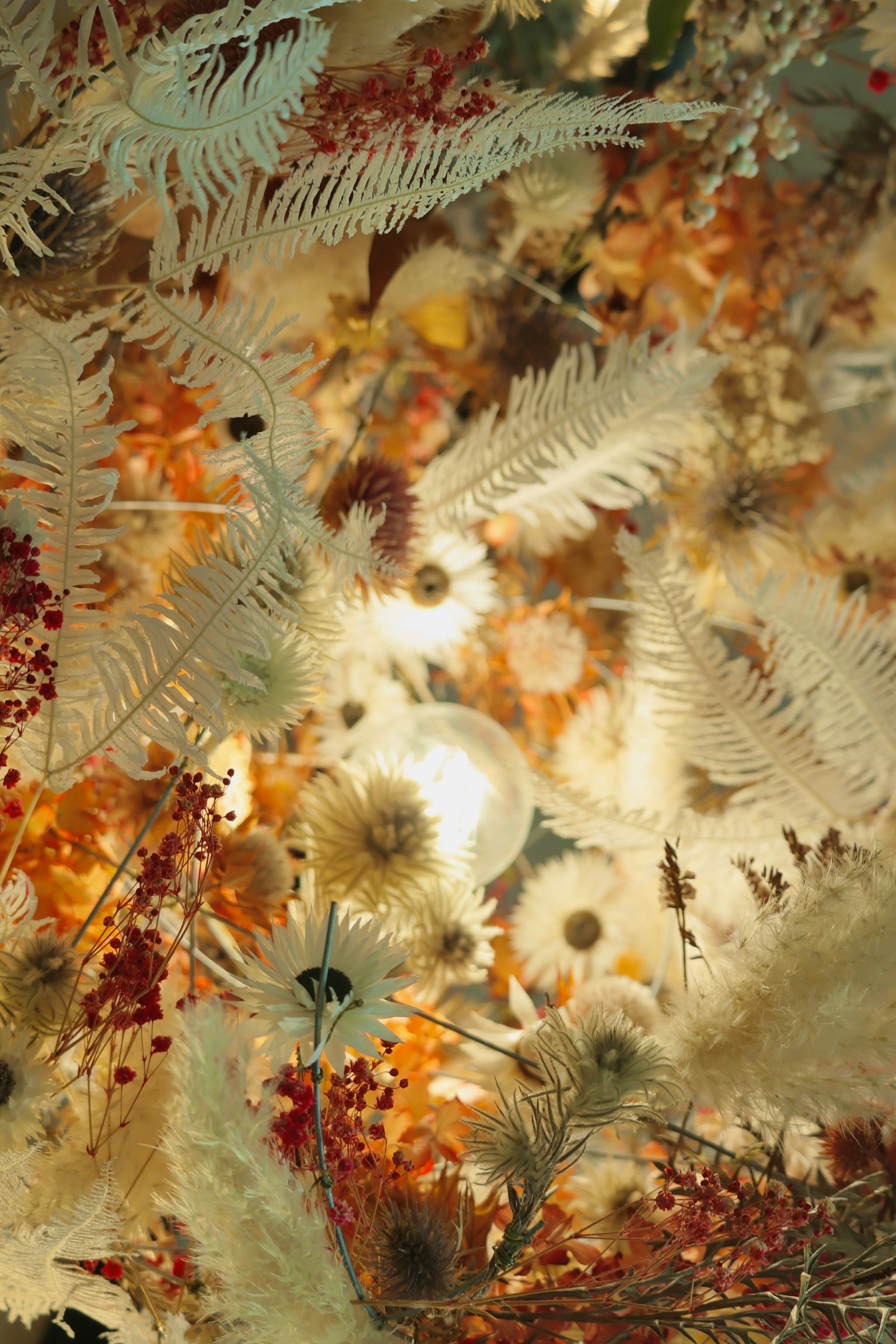 白い葉とオレンジの花が混ざり合った美しい装飾のクローズアップ