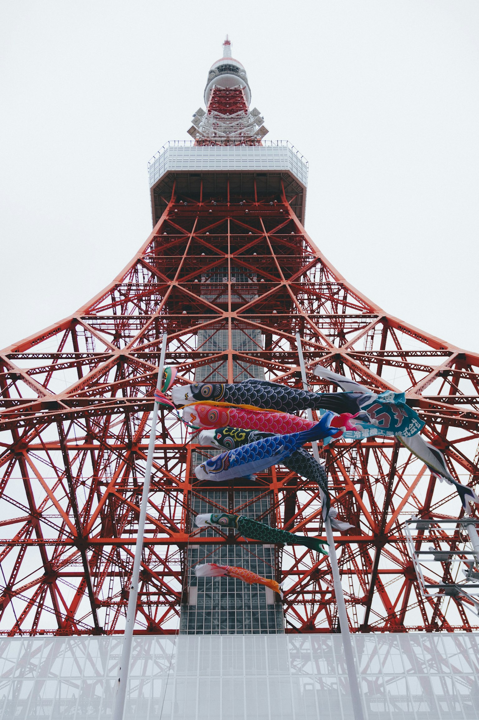 Tokyo Tower mit roter Struktur und bunten Dekorationen