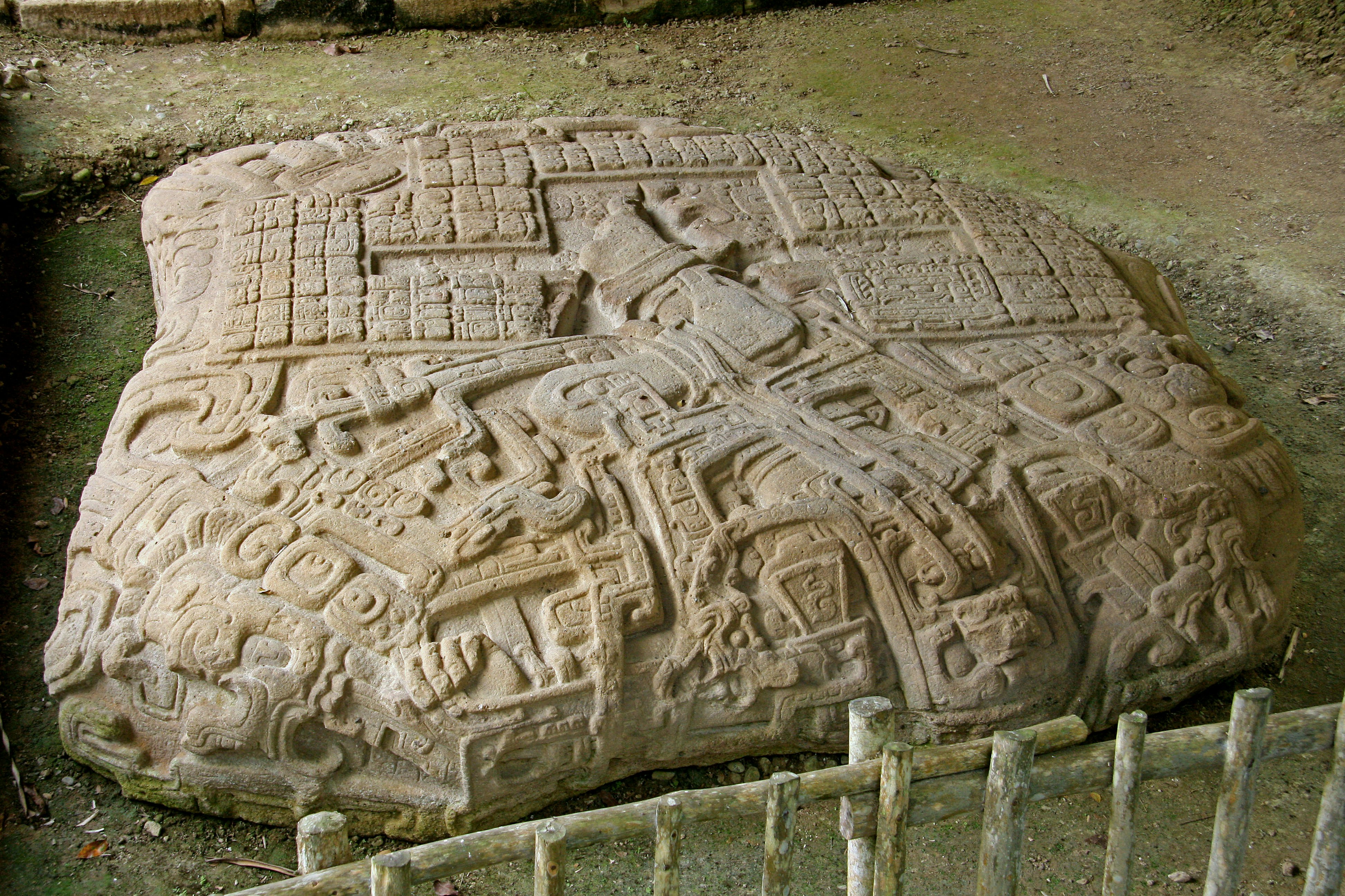relief batu berukir detail pada monumen arkeologi gambar