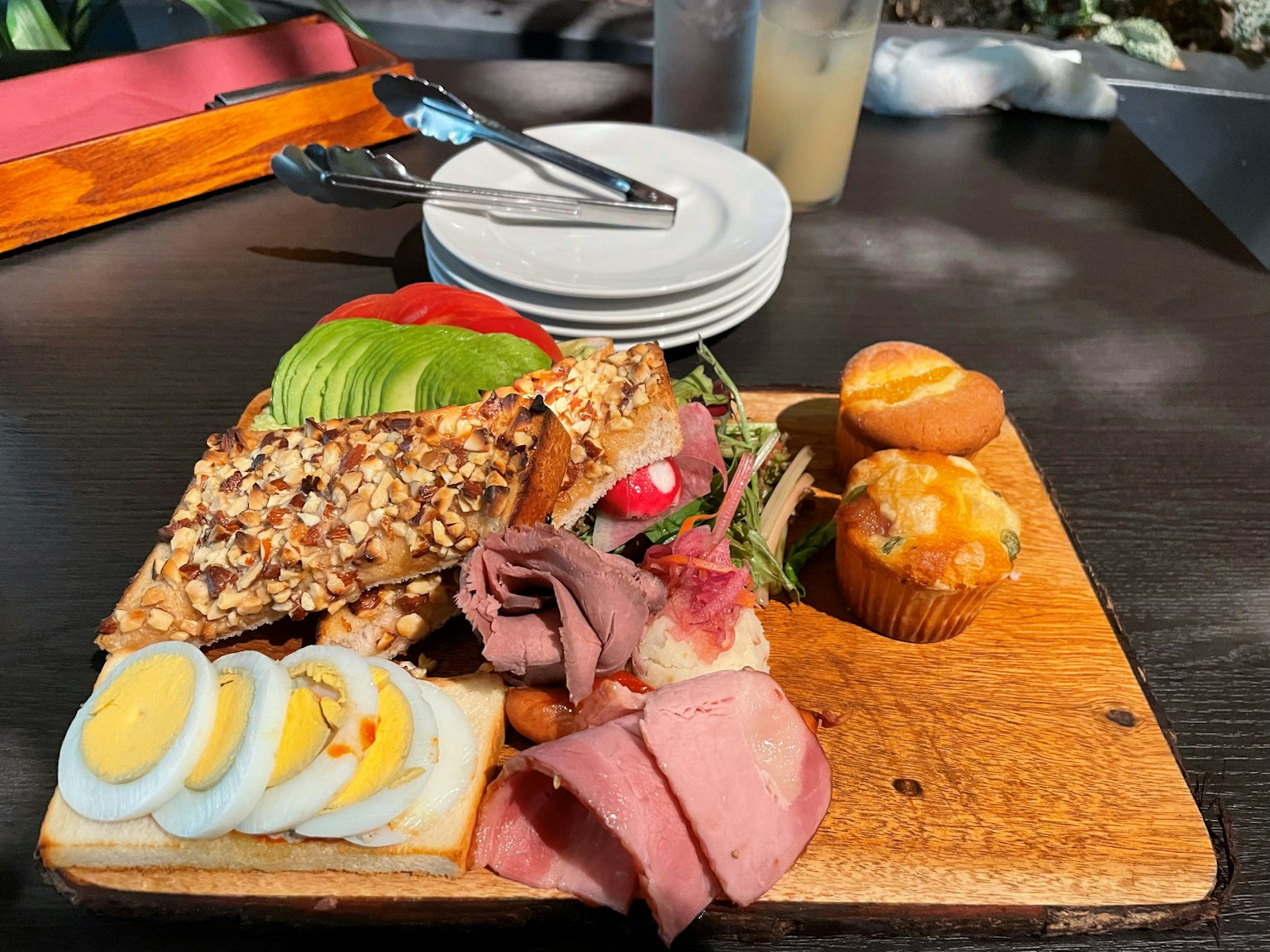 Assiette de nourriture délicieuse avec du jambon des œufs durs un sandwich avec de la tomate et de la laitue