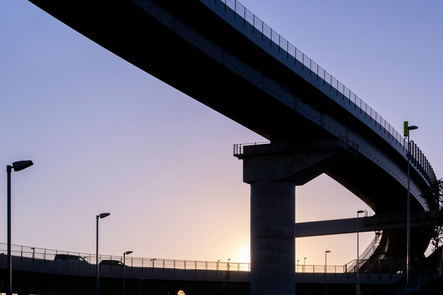 Silueta de una carretera elevada contra un cielo crepuscular