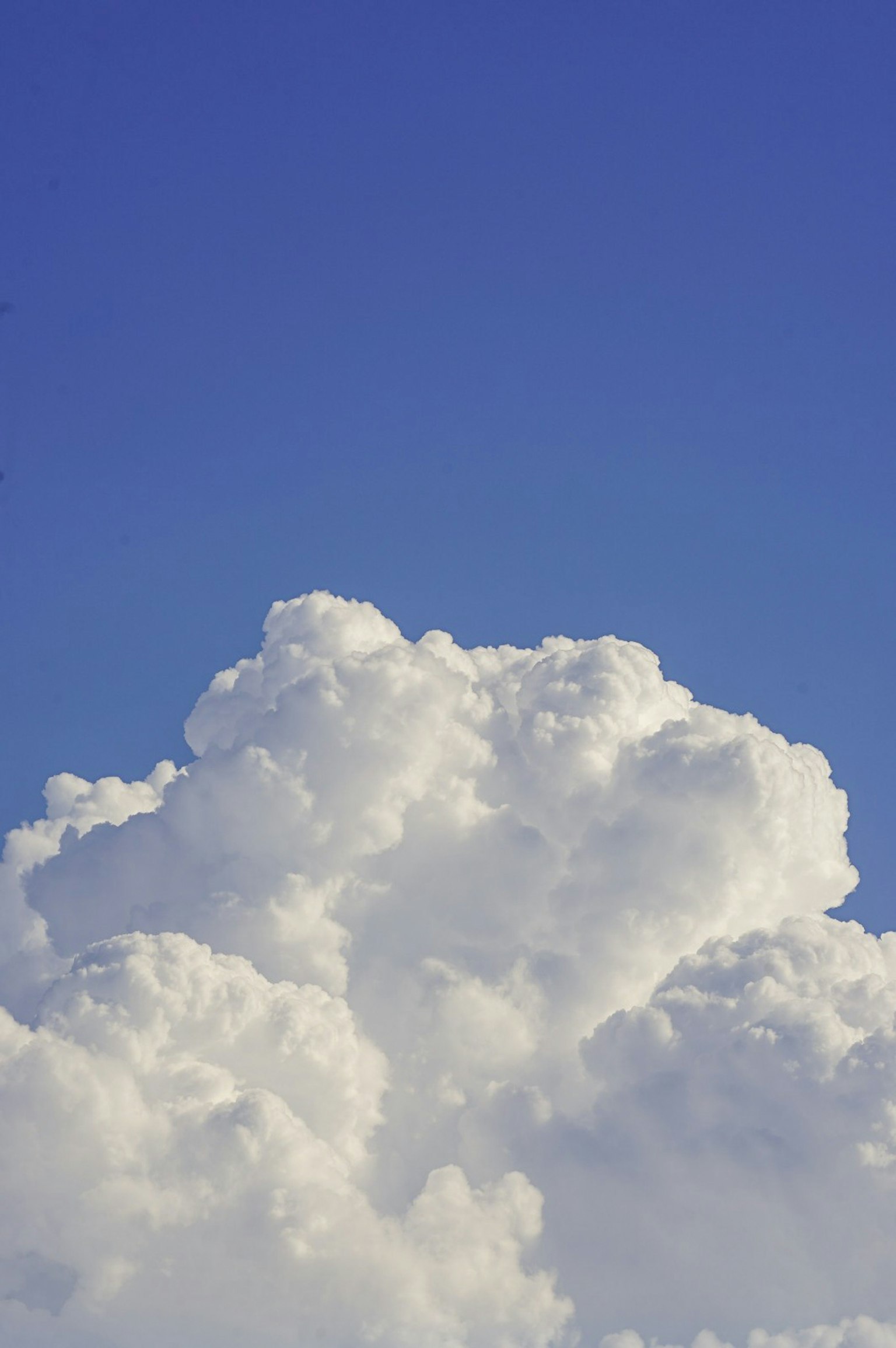 Hermosa vista de nubes blancas flotando en un cielo azul
