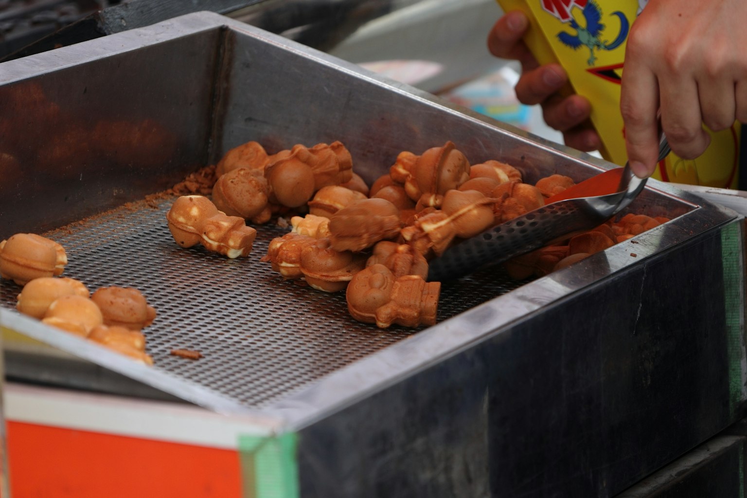 Snack fritti a forma di piccoli animali disposti su una griglia