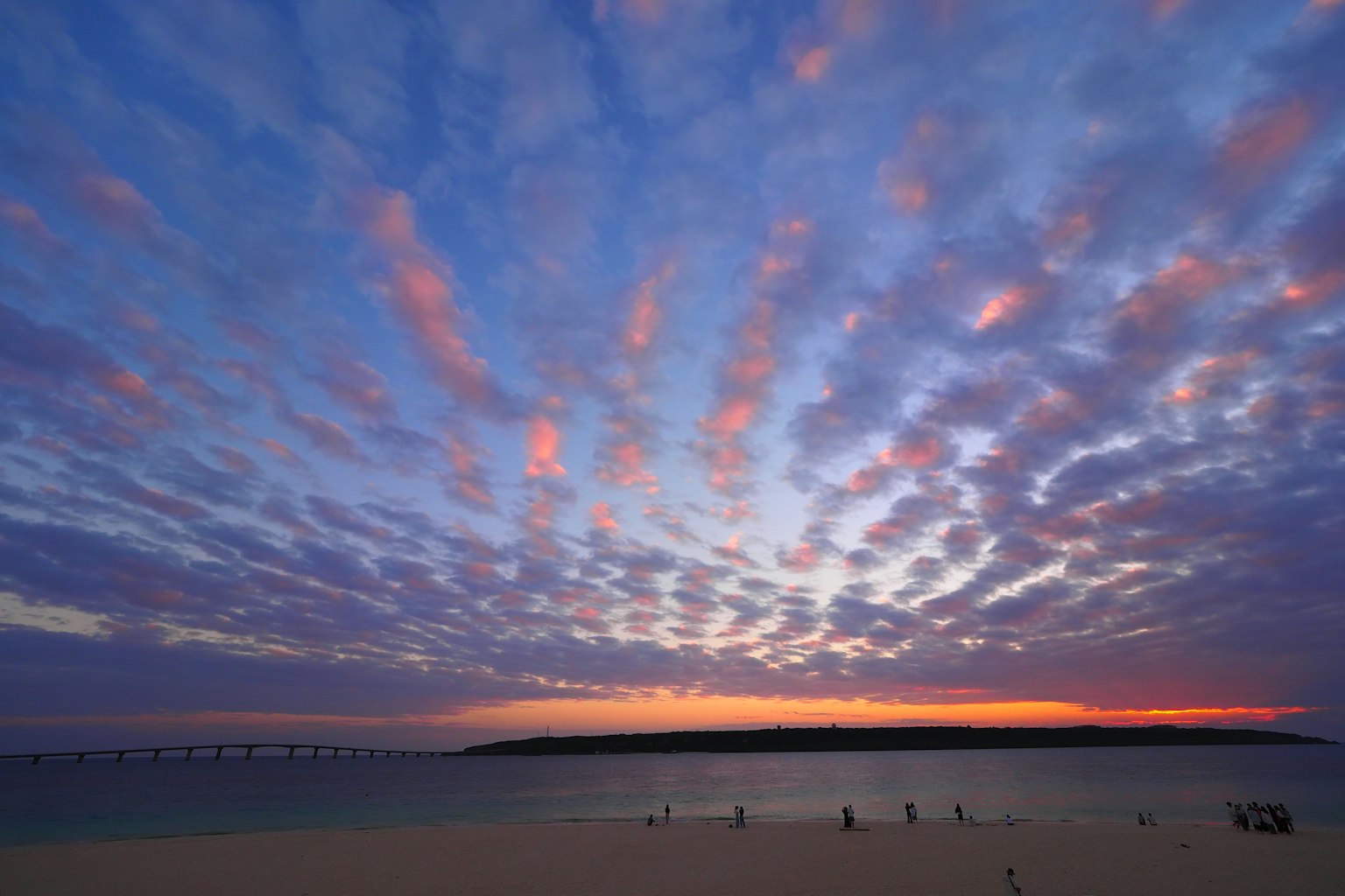 Hermoso cielo de atardecer con nubes y vista del océano
