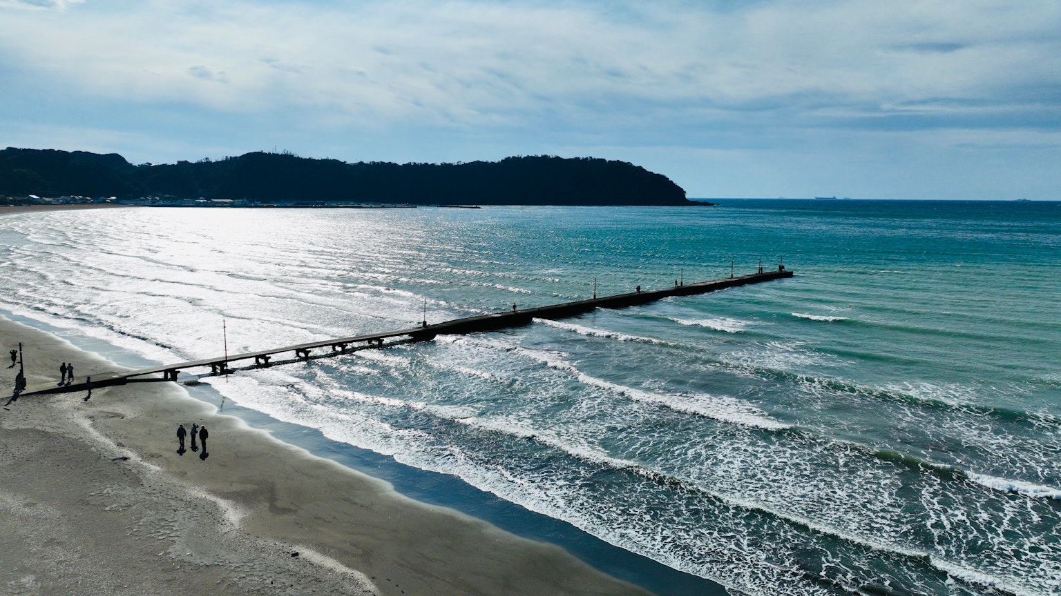 海灘波浪和碼頭的美麗景觀