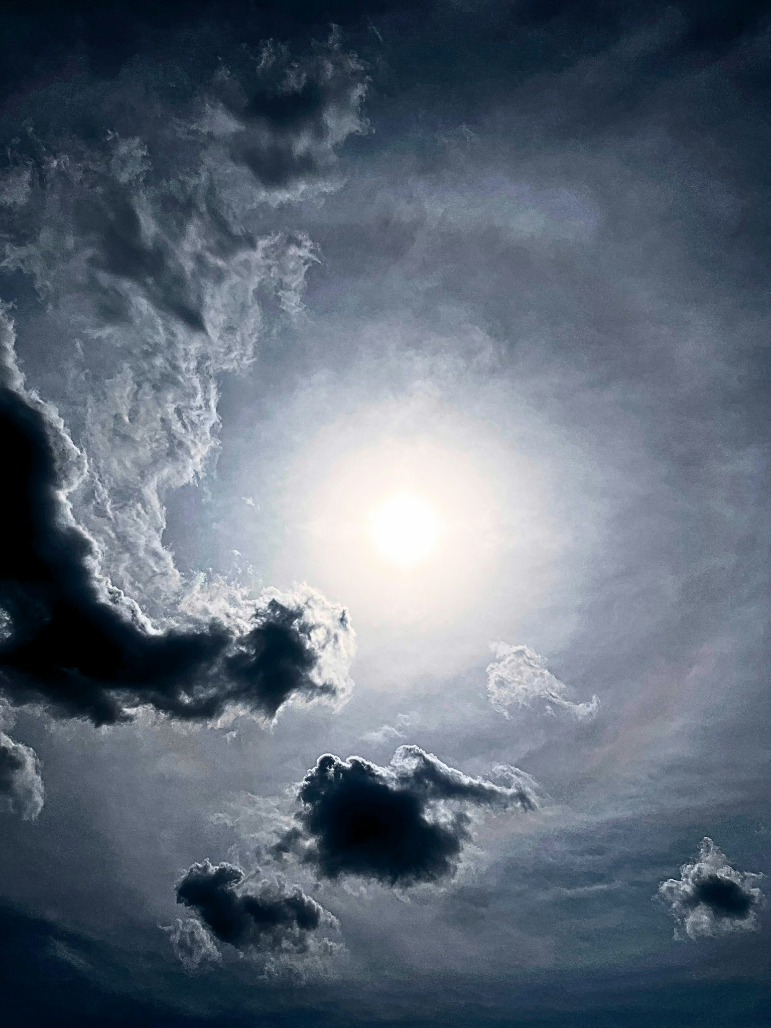 Sol brillando a través de un cielo nublado con formaciones de nubes dramáticas