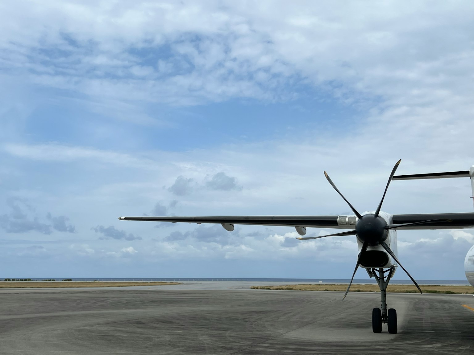 Rückansicht eines Flugzeugs auf der Landebahn mit blauem Himmel