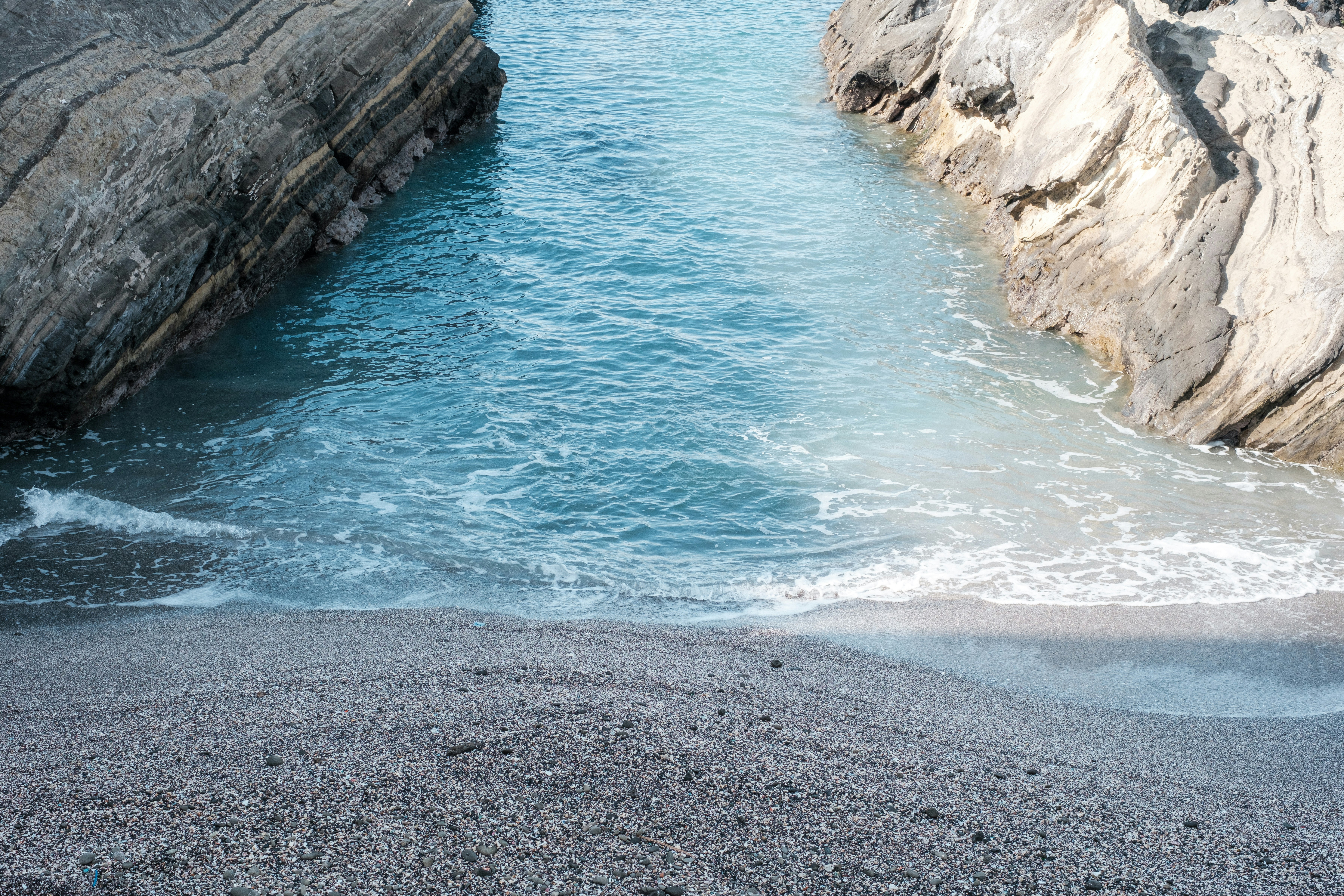 vagues déferlant sur une côte rocheuse
