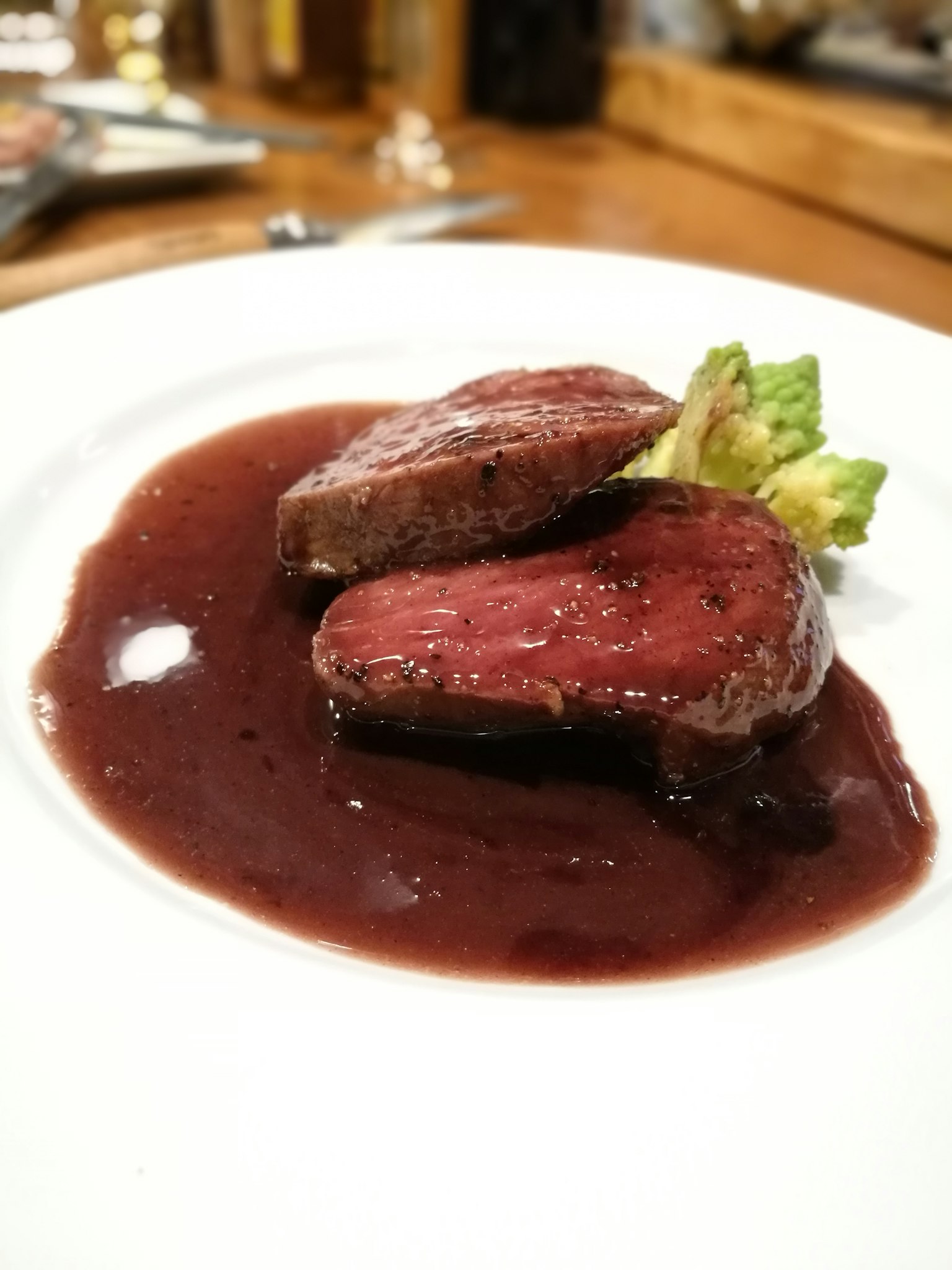 Filet de boeuf avec sauce au vin rouge et garniture de laitue