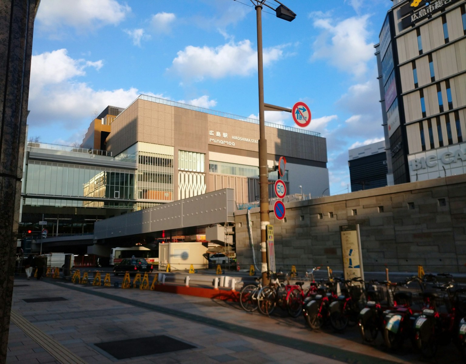 现代车站建筑与停放的自行车和街道标志