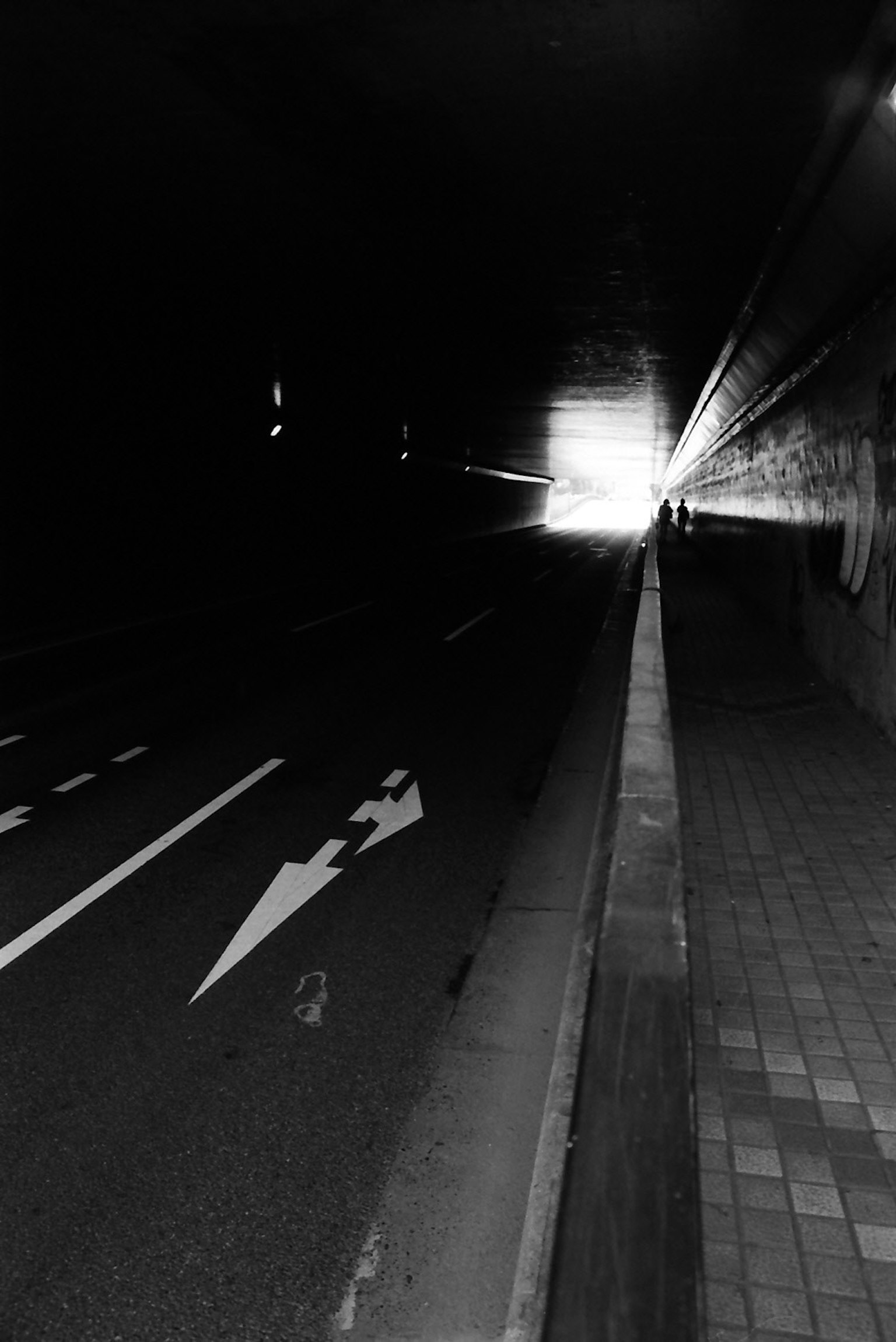 黑暗的隧道和明亮的出口以及路标