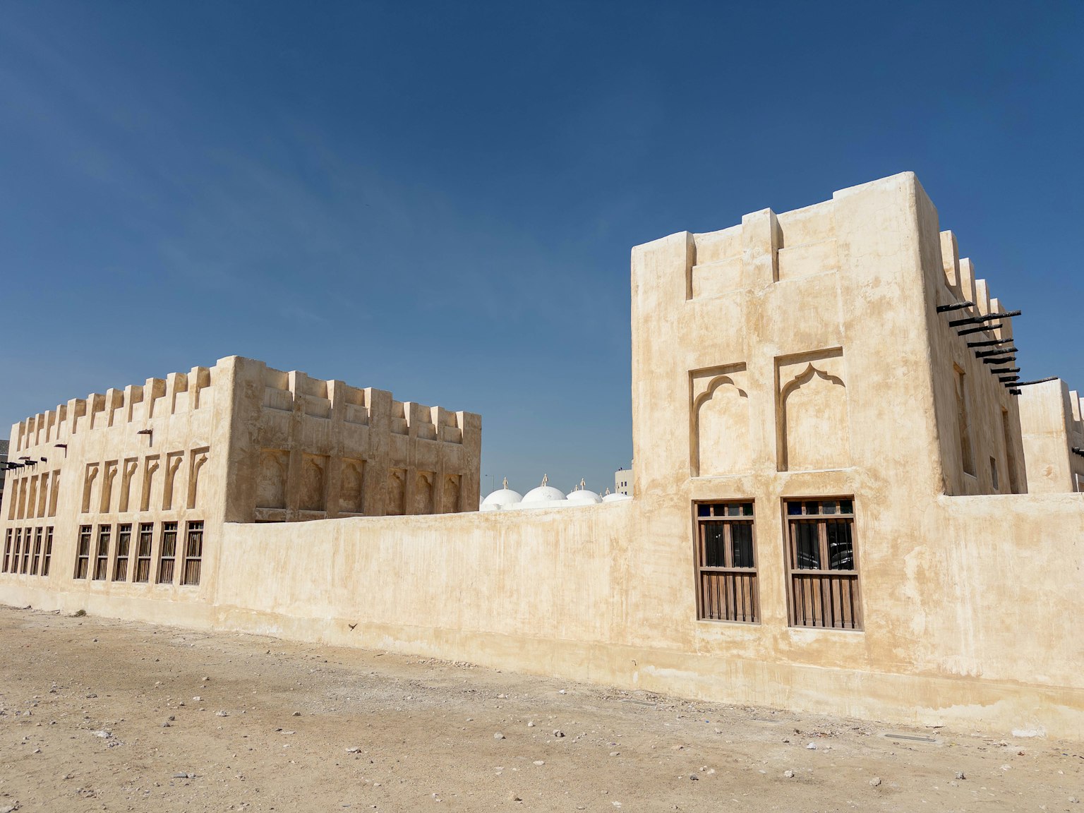 Arquitectura árabe tradicional con dos edificios en un entorno desértico