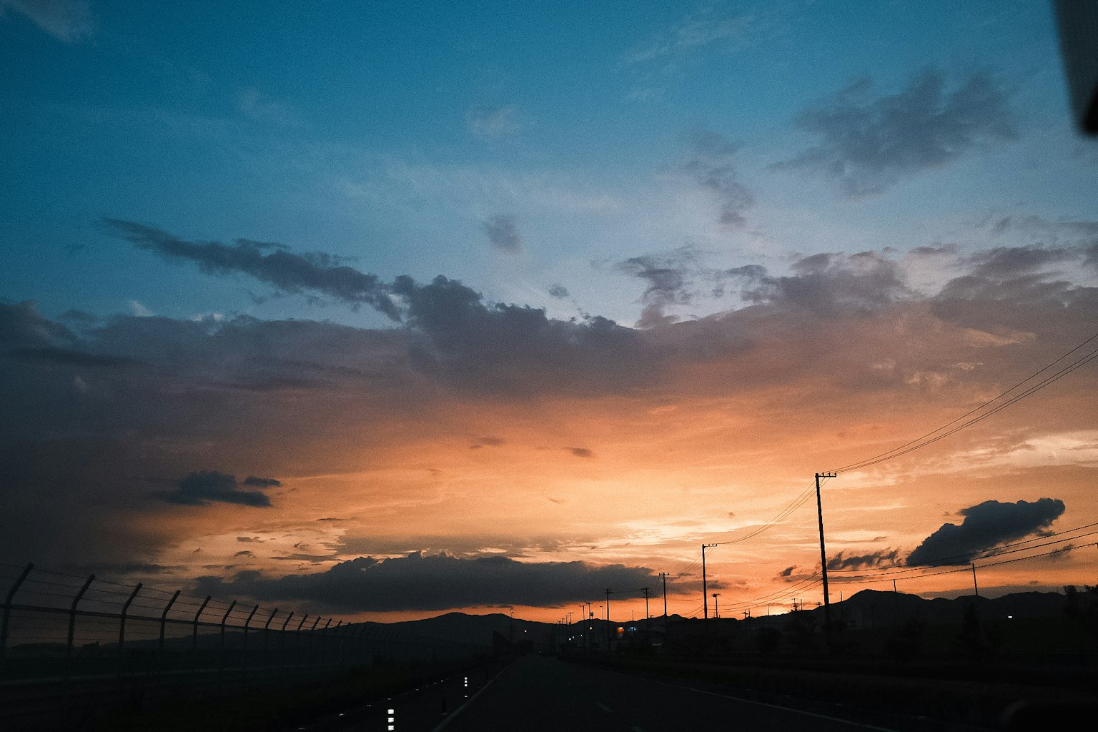 夕焼けの空と雲の美しい風景