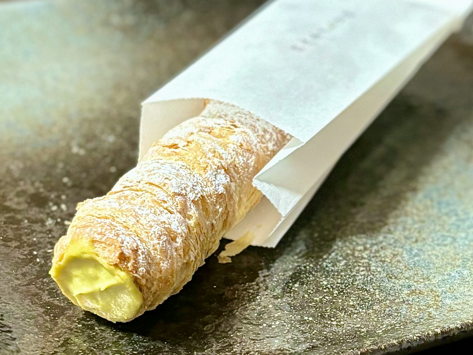 粉砂糖のかかったバタークレープロール