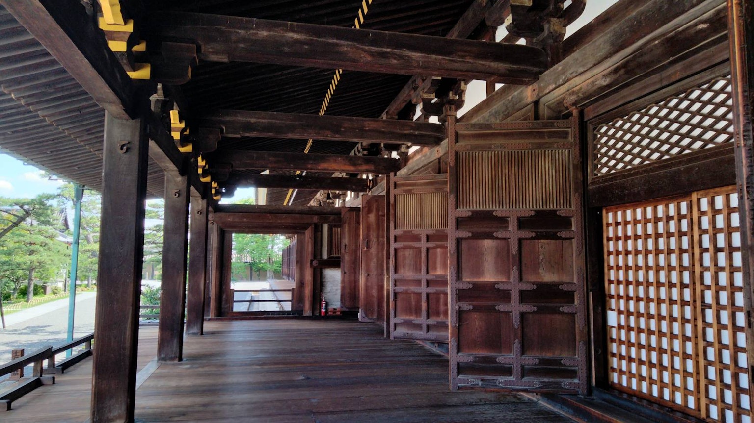 傳統日本建築的內部，木梁和滑動門，透入自然光
