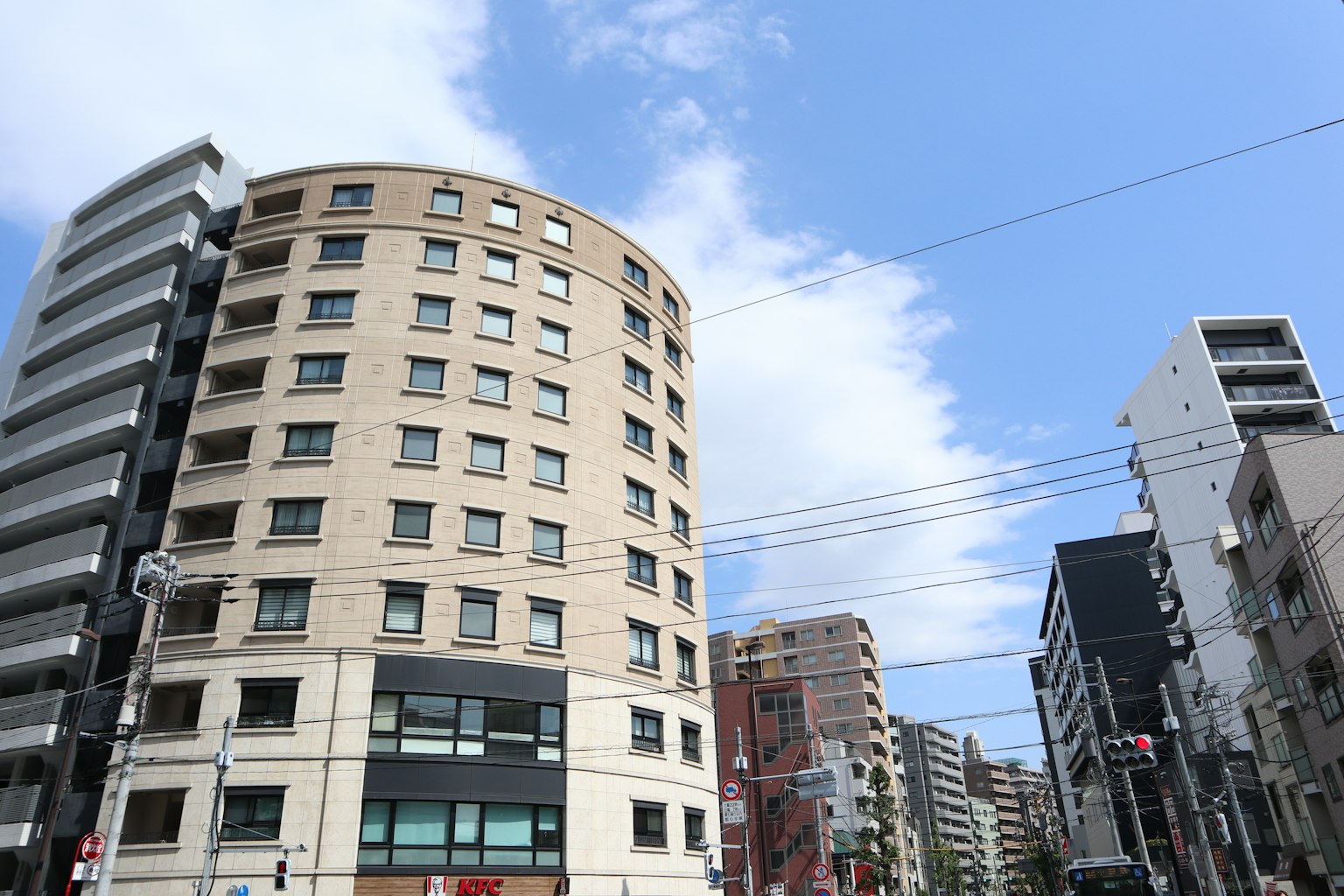 Edifici moderni allineati sotto un cielo blu con un edificio rotondo