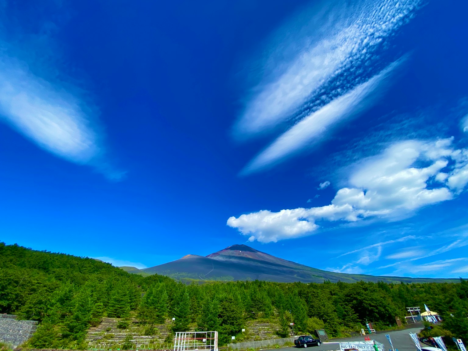 Belle vue du mont Fuji entouré par un ciel bleu et des nuages
