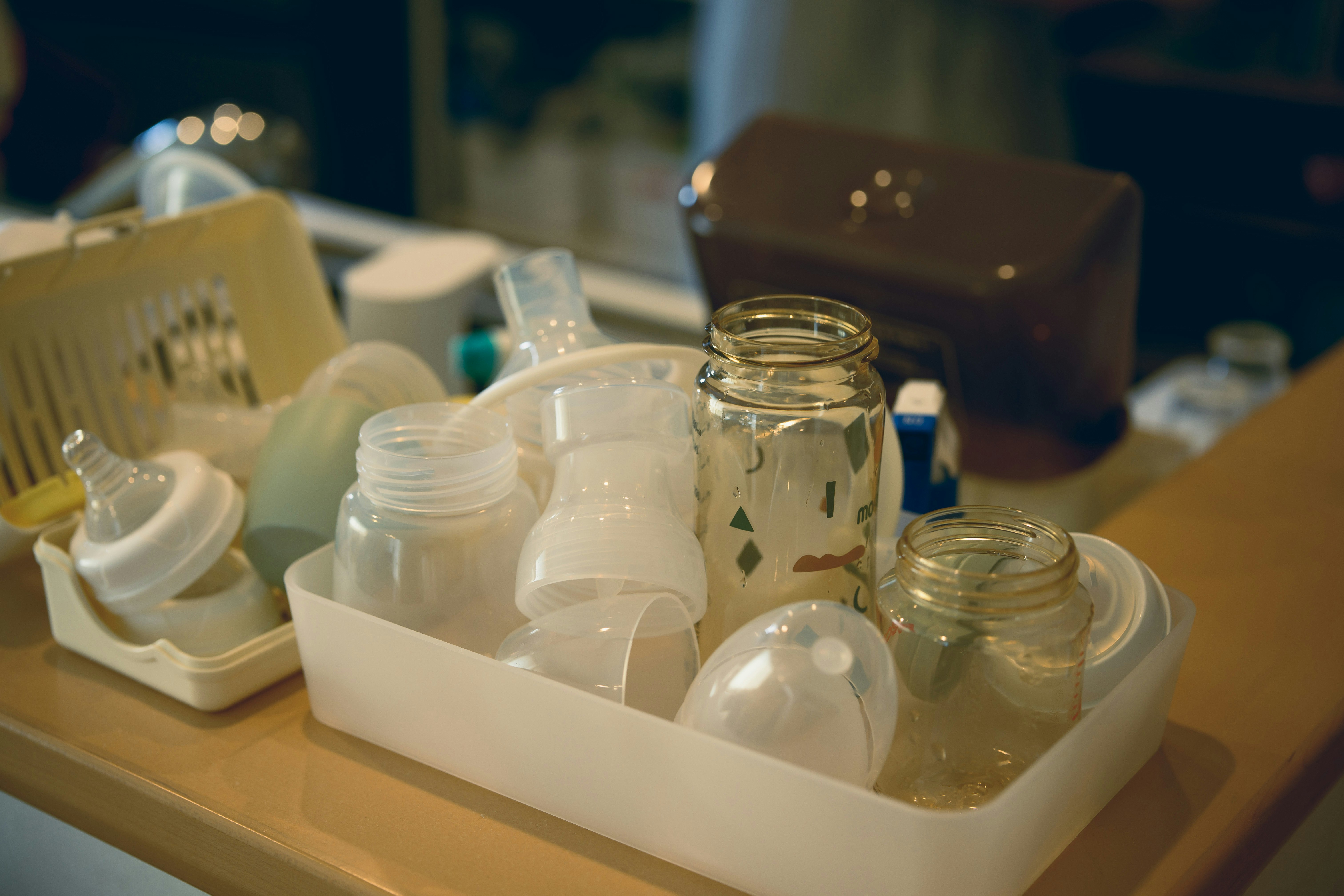 bày biện các chai thủy tinh và hộp đựng nhỏ trên bàn